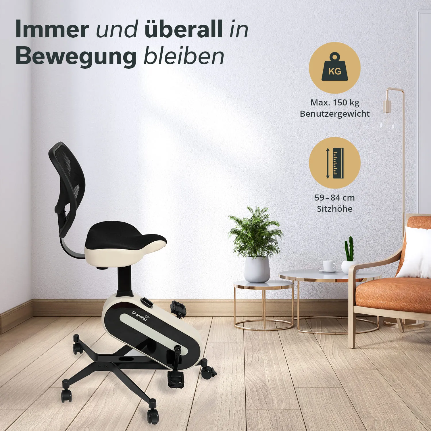 Drehstuhl mit einer Kombination aus schwarzem und weißem Design, Pflanzen und einem Tisch im Hintergrund, helles Interieur.