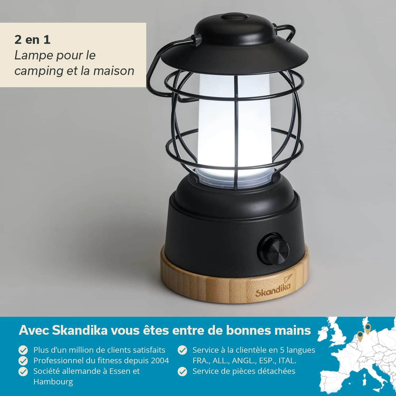 Schwarze Campinglampe mit einem Gitter aus Metall und einem Holzsockel, auf grauem Hintergrund.