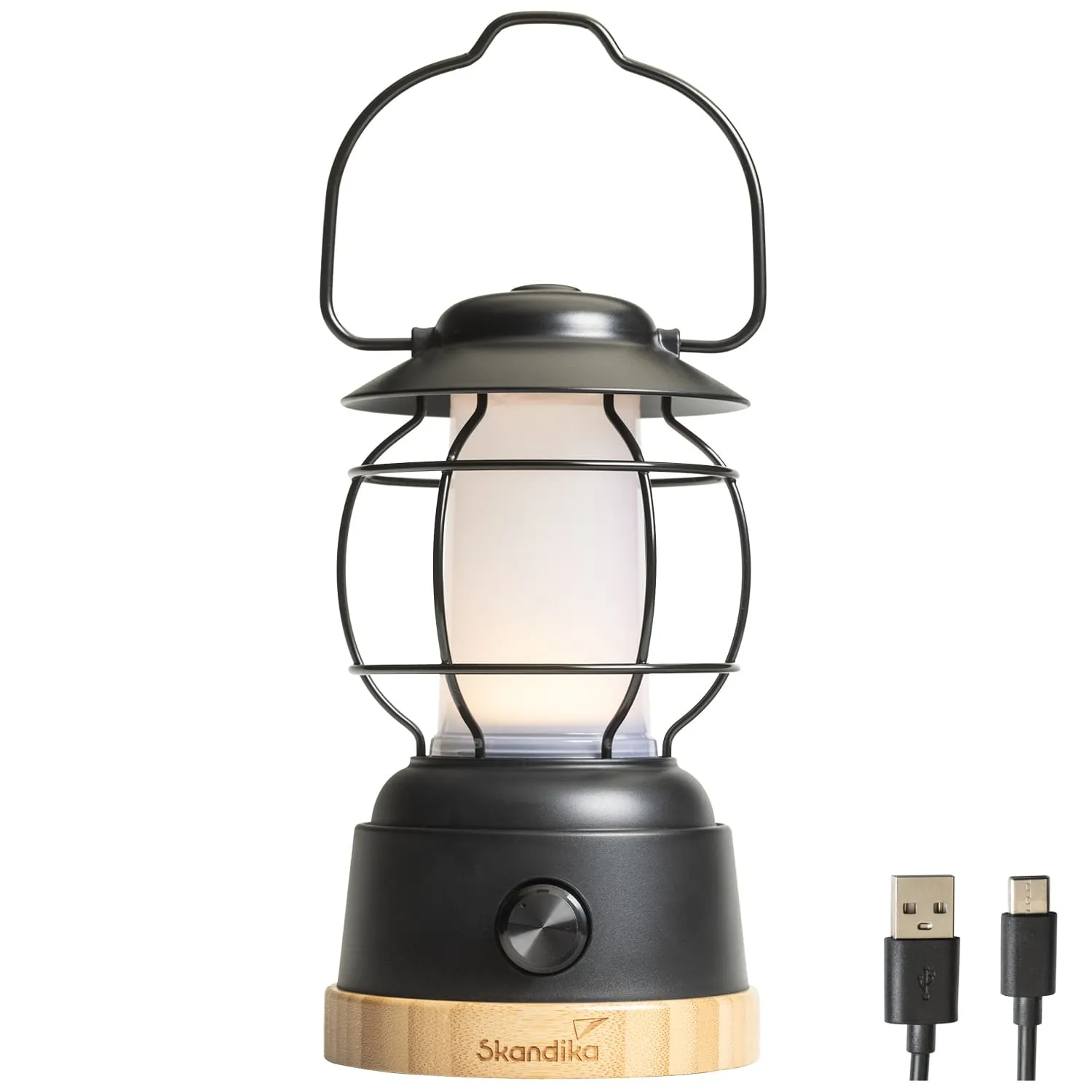 Kabellampe in Form einer Laterne mit schwarzem Metallgitter, Holzsockel und USB-Kabel rechts.