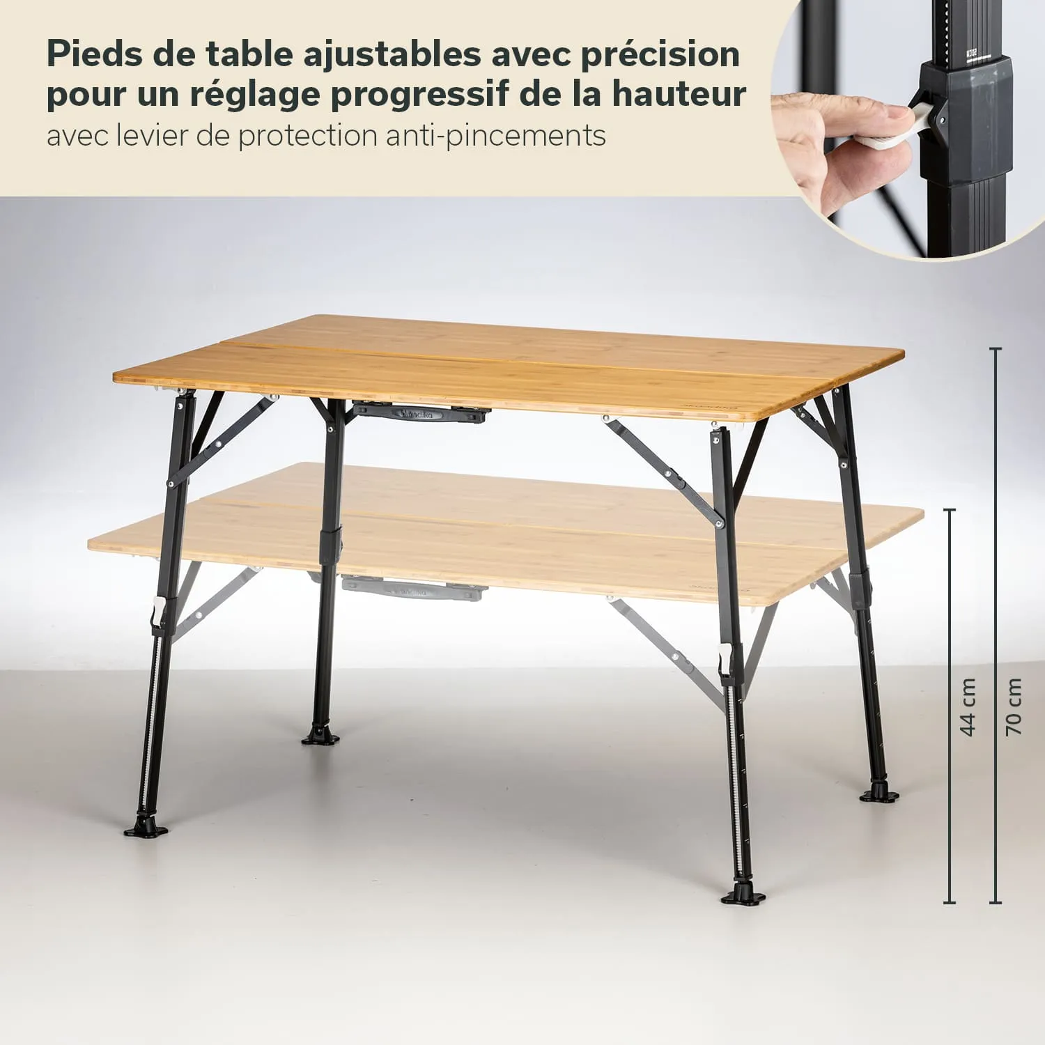 Ein doppelschichtiger Tisch mit zwei Holzplatten. Die oberen Beine sind höhenverstellbar, die Struktur ist schwarz. Maße sind 44 cm und 70 cm.