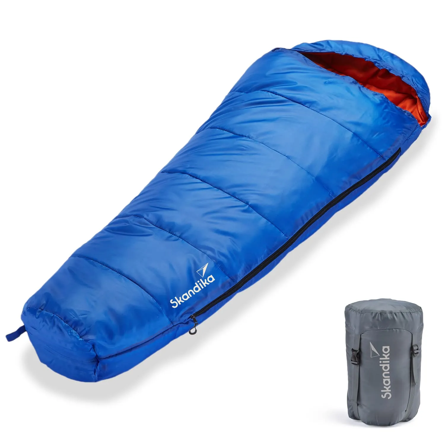 Schlafsack in Blau mit orangefarbenem Innenfutter und Reißverschluss, daneben eine graue Tragetasche.