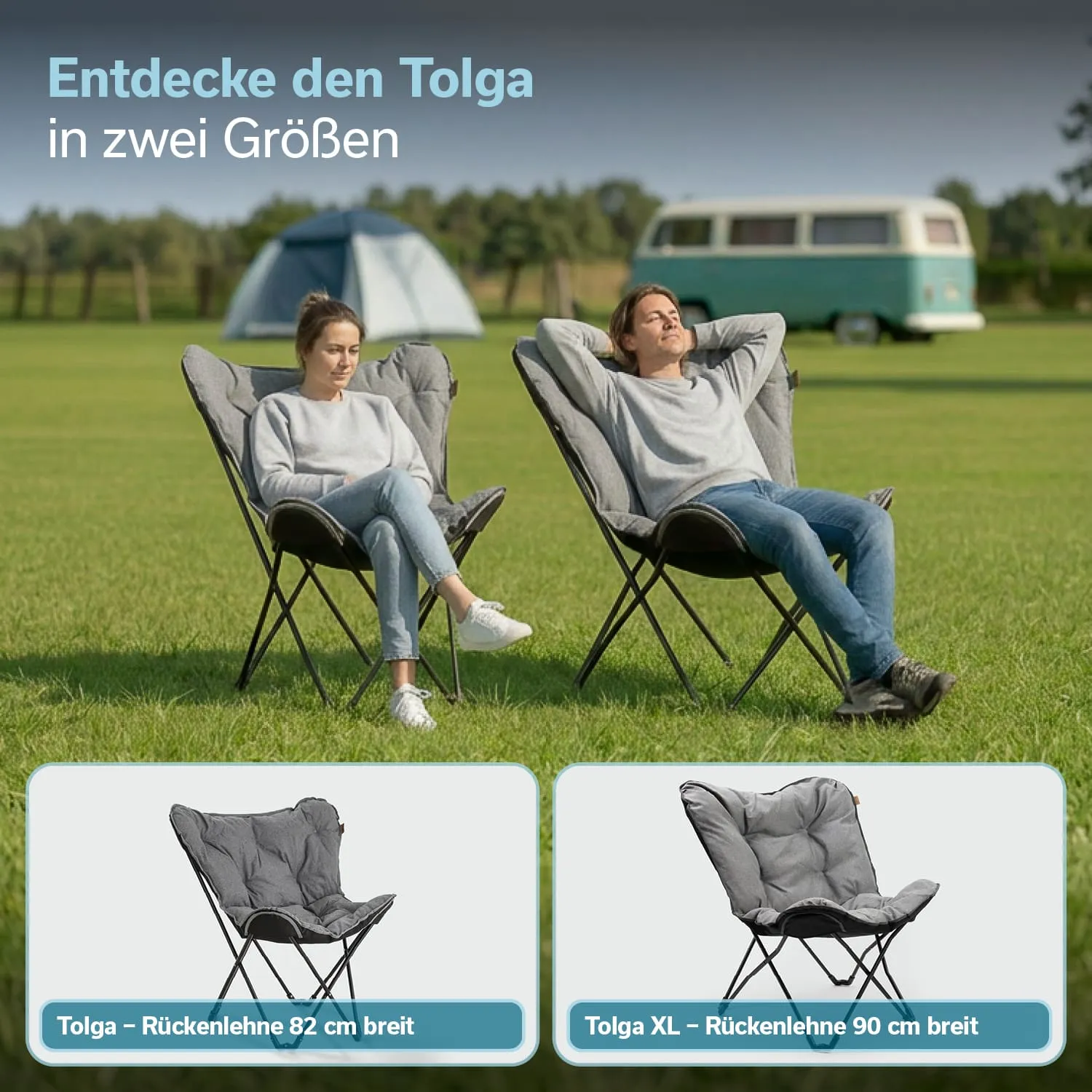 Zwei Personen sitzen entspannt in grauen Klappstühlen auf einer Wiese. Im Hintergrund sind ein Zelt und ein Campingbus zu sehen.