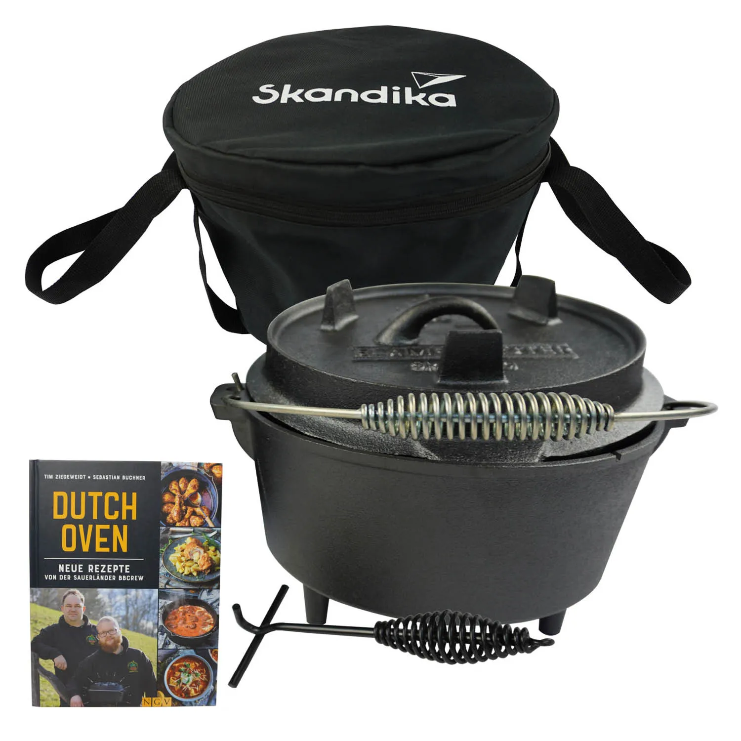 Dutch Oven aus Gusseisen mit Deckel und Füßen, daneben eine schwarze Tragetasche und ein Rezeptbuch mit verschiedenen Gerichten.