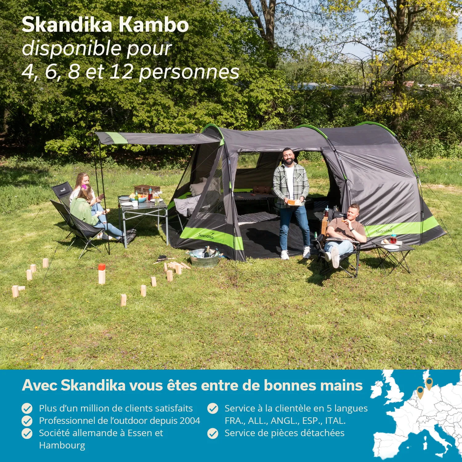 Zelt auf einer Wiese mit drei Personen, zwei sitzen und eine steht. Es gibt Campingmöbel und Umgebungsdekoration.