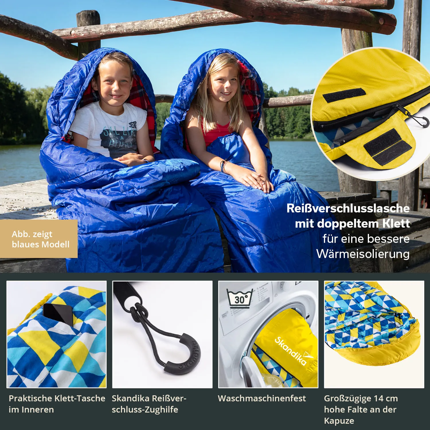 Zwei Kinder sitzen auf einem Steg am Wasser in blauen Schlafsäcken. Im Hintergrund Bäume und Himmel. Rechts Details zu den Schlafsäcken.