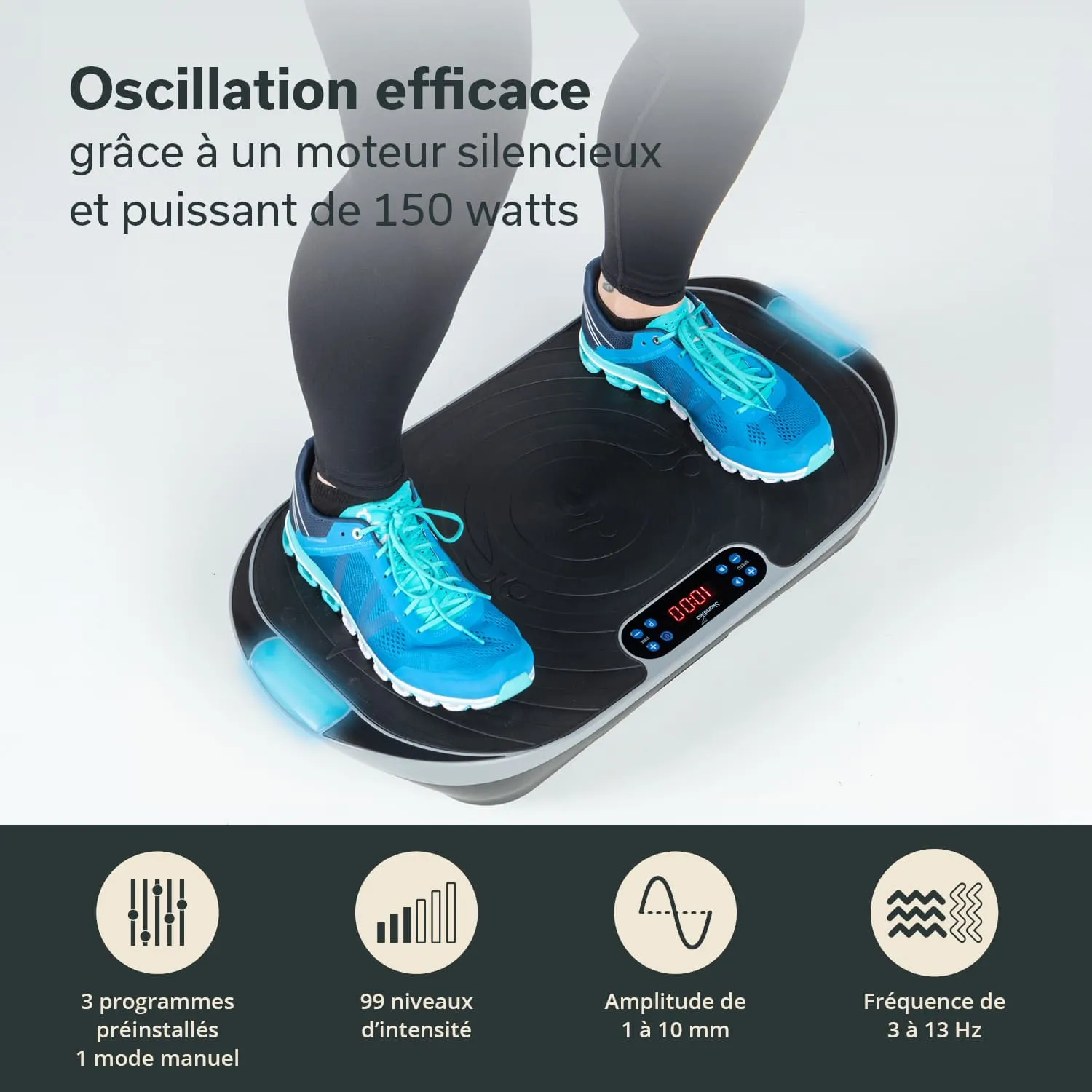 Vibrationsplatte mit Digitalanzeige und hochsoliden Gummifüßen, darauf stehen Füße in blauen Sportschuhen.