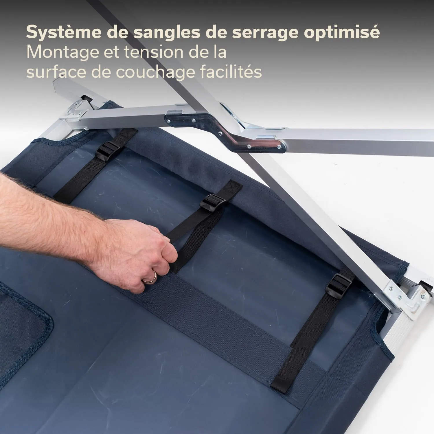 Optimiertes Spannsystem mit einem Hand, das einen Gurt an einem dunklen Stoff befestigt. Vorschau auf Gestänge.