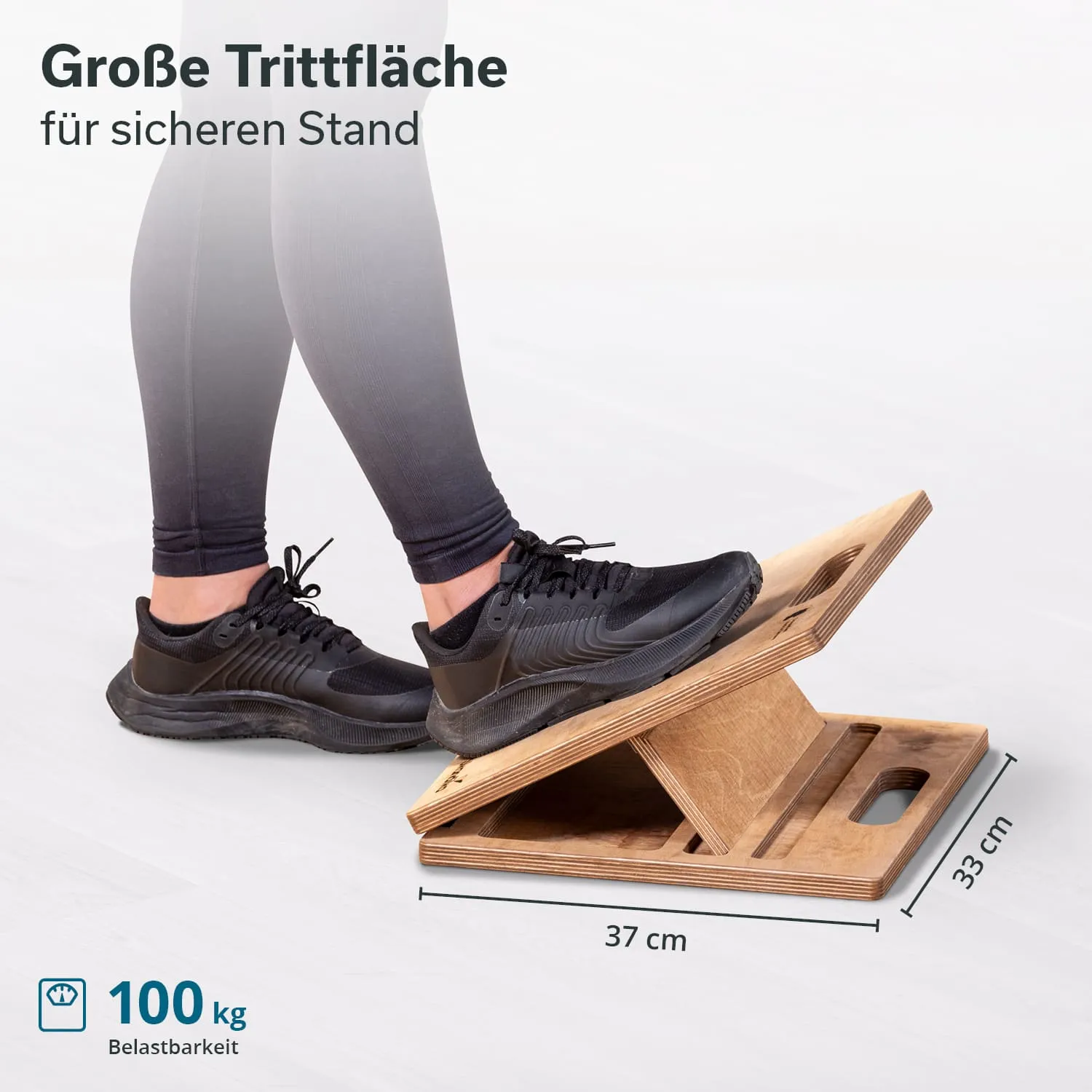 Holztrittbrett mit abgerundeter Kante und rutschfester Oberfläche. Eine Person steht mit einem Fuß darauf. Maße: 37 cm x 33 cm. Belastbarkeit: 100 kg.