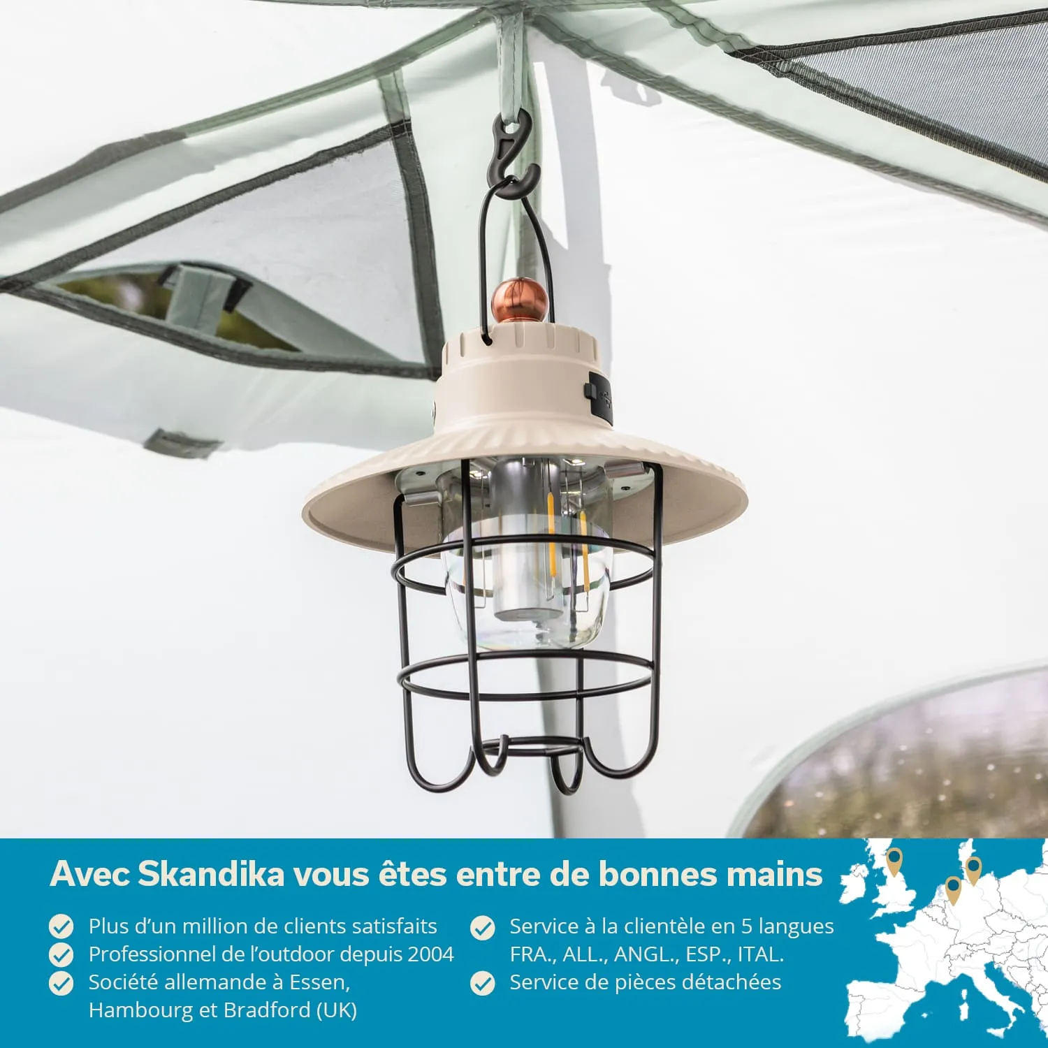 Hängende Lampe mit einem metallenen Gitter und einem schlichten Lampenschirm unter einem Zelt.
