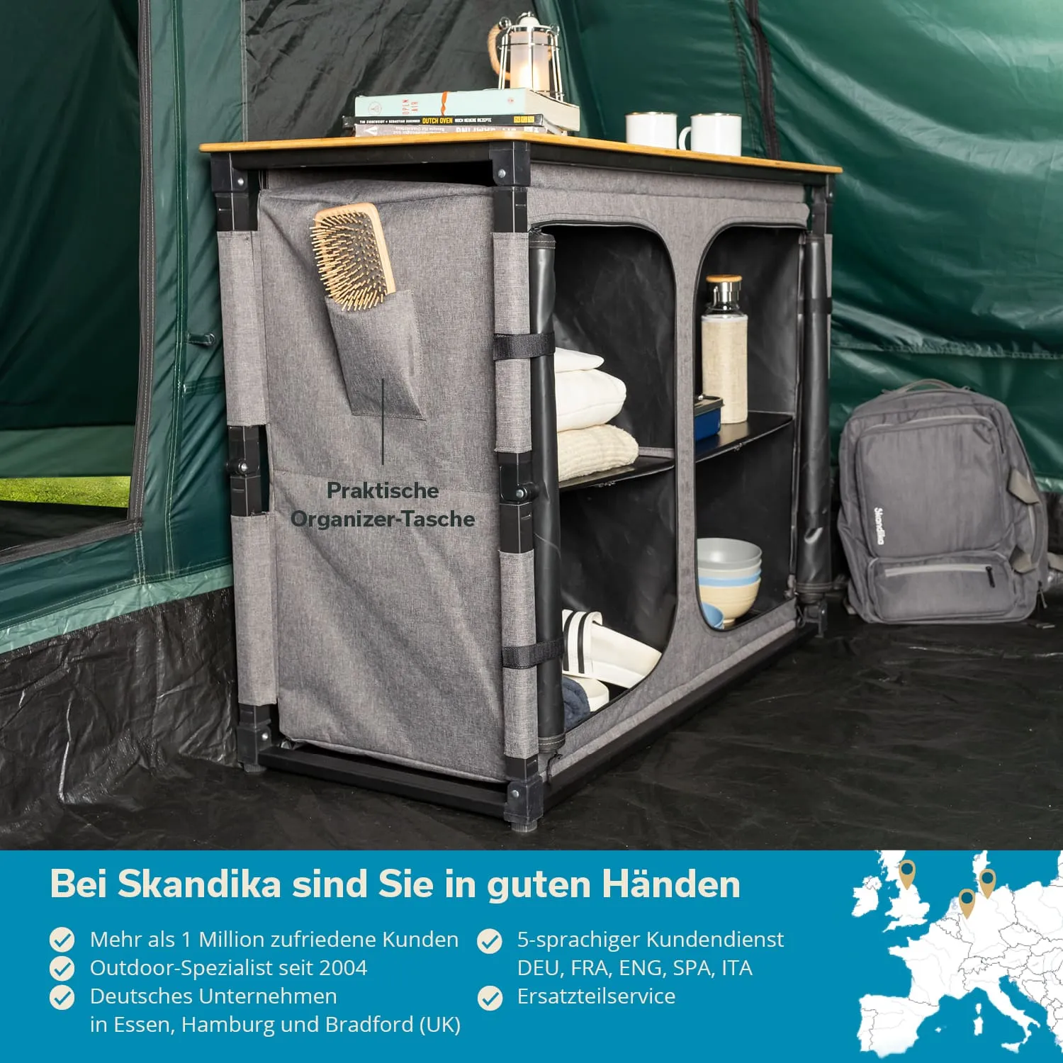 Organizer-Tasche mit Holzoberfläche, integriertem Regal, und Gegenständen wie Handtüchern und Flaschen in einem Zelt.