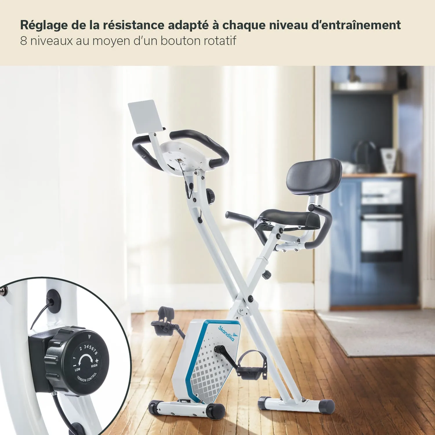 Fahrrad-Ergometer mit verstellbarem Sitz und Widerstandsregler. Im Hintergrund eine moderne Küche. Holzfußboden.