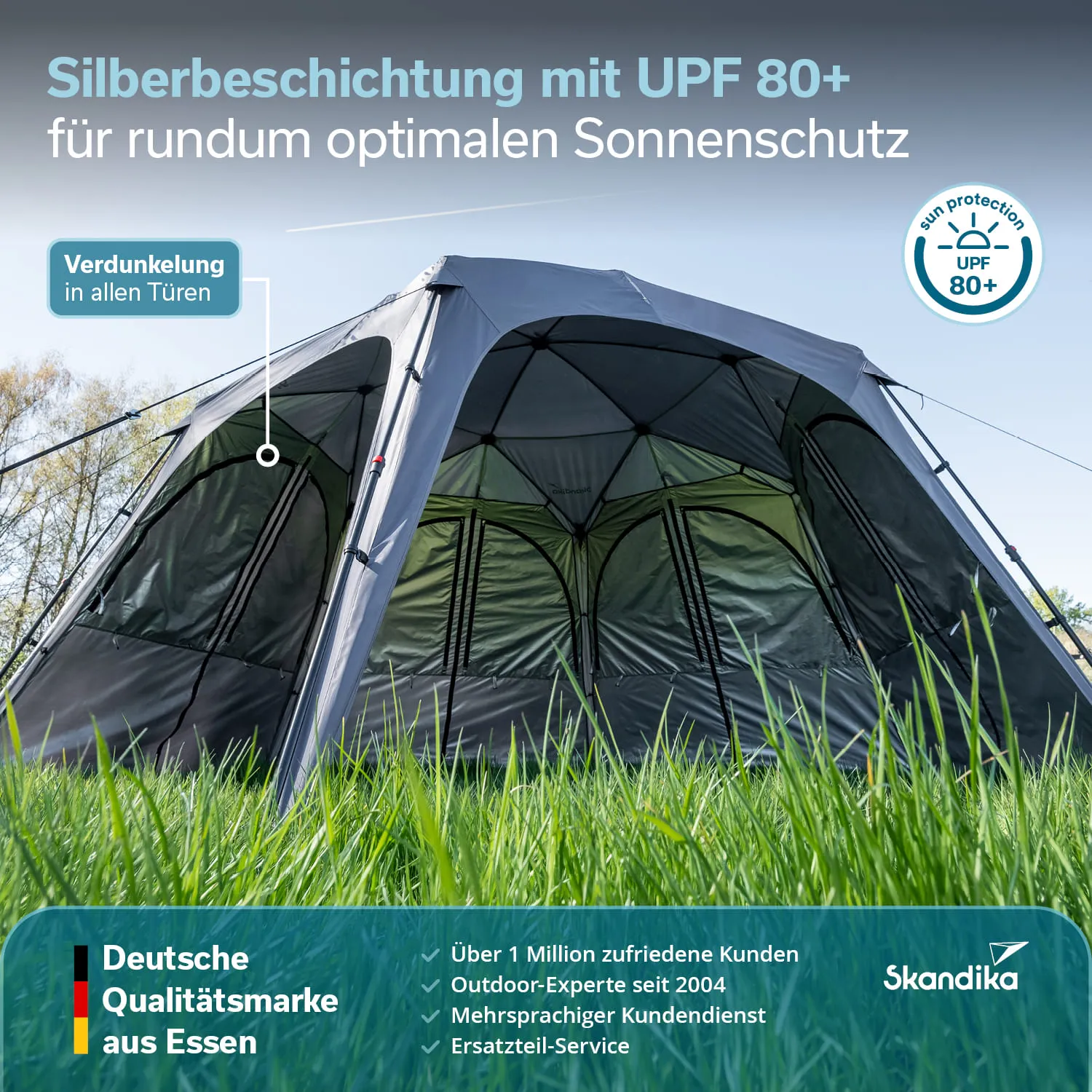 Zelt mit silberner Beschichtung, das Sonnenschutz mit UPF 80+ bietet. Gras im Vordergrund, klare Himmel und Bäume im Hintergrund.