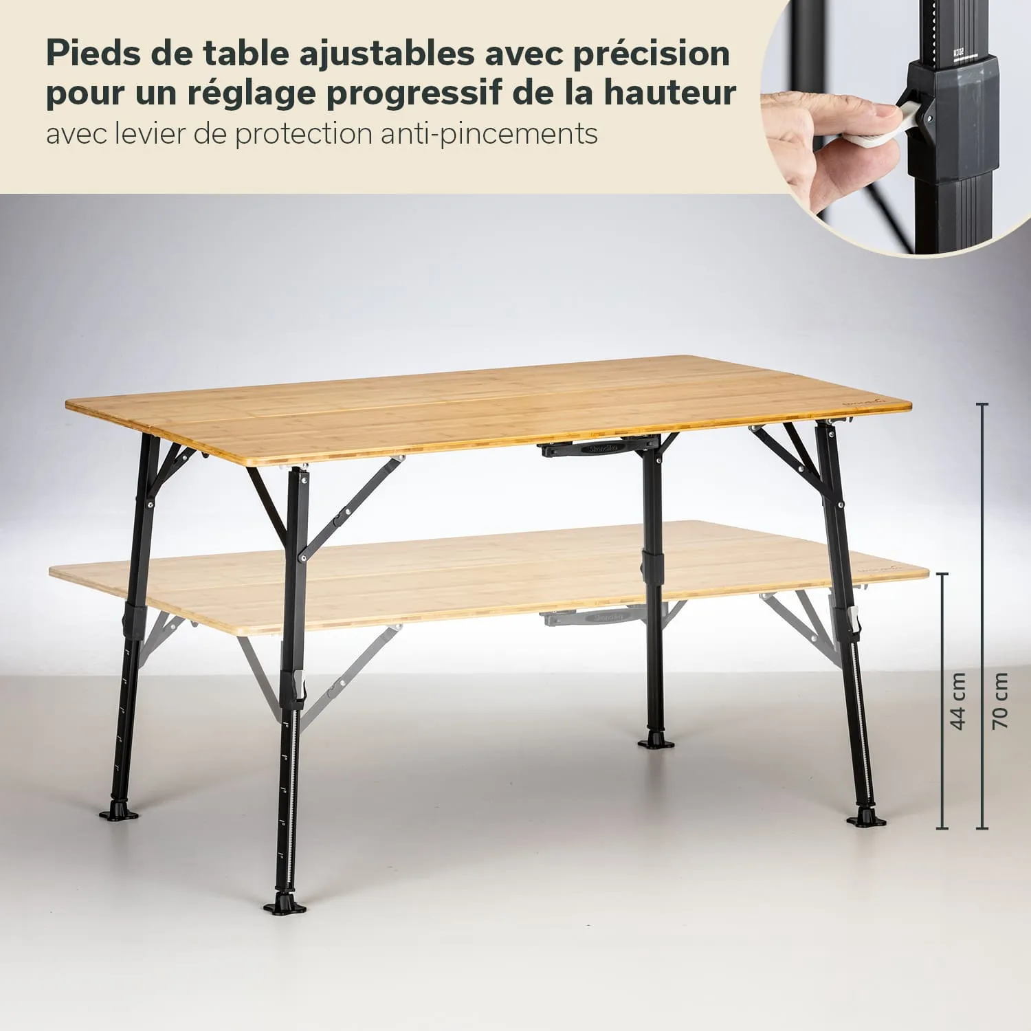 Holztisch mit verstellbaren schwarzen Beinen. Untere Ablagefläche. Maße: 44 cm und 70 cm Höhe. Schutzhebel sichtbar.