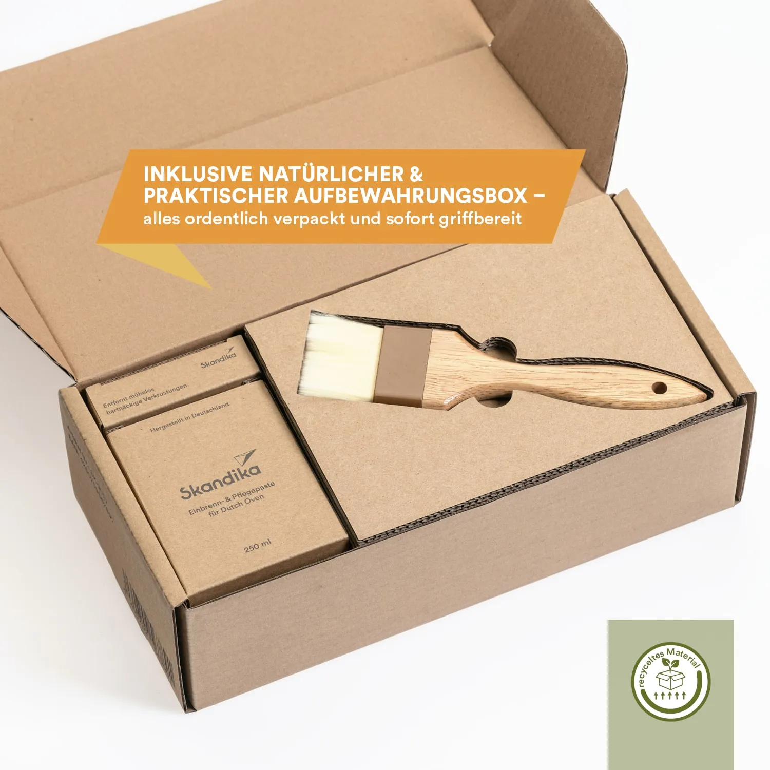 Braune Verpackungsbox, die einen Pinsel und mehrere braune Kartons mit der Aufschrift "Skandika" enthält.