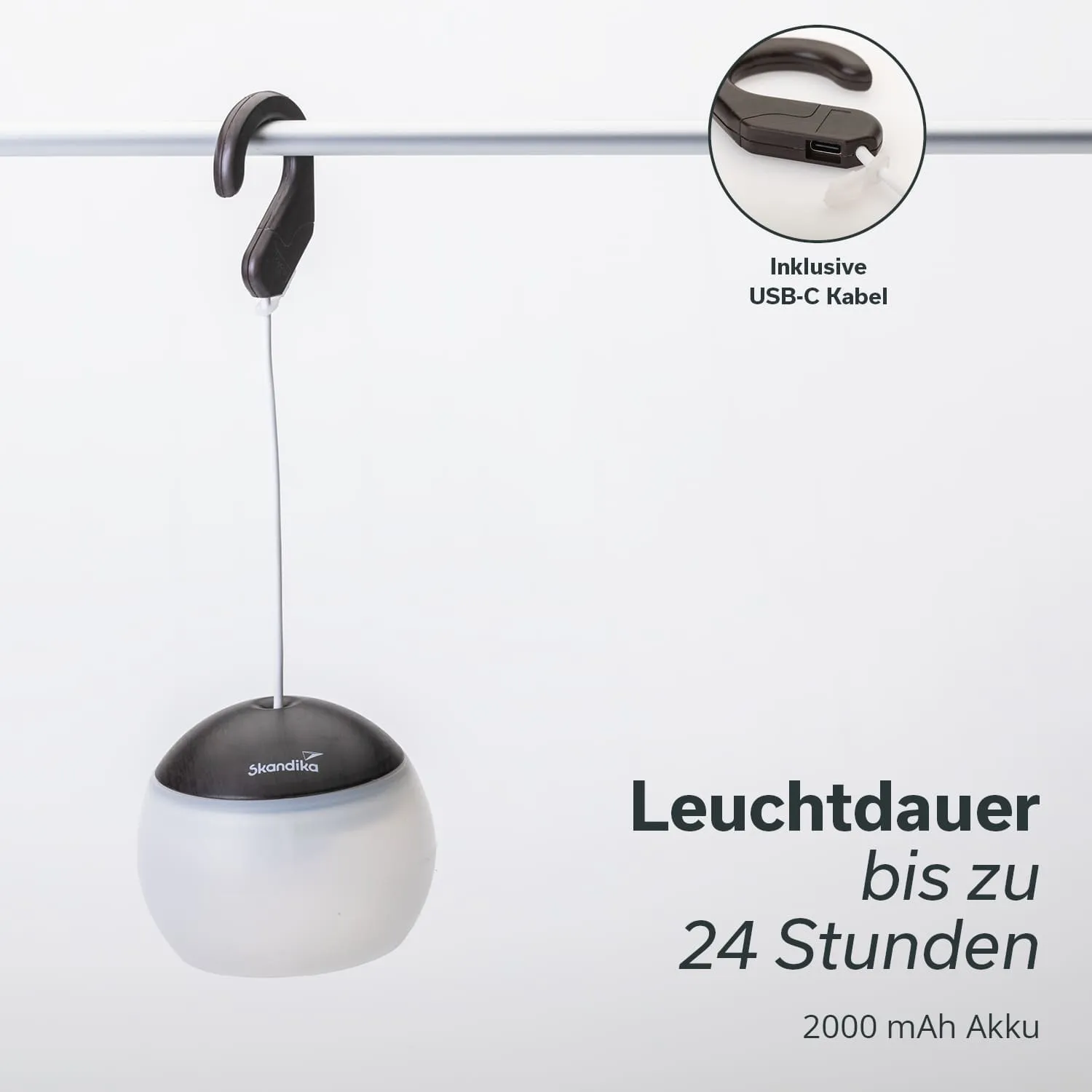 Hängelampe mit kugelförmigem, weißem Gehäuse und schwarzem oberen Teil, befestigt an einem Haken. Textinformationen in der Ecke.