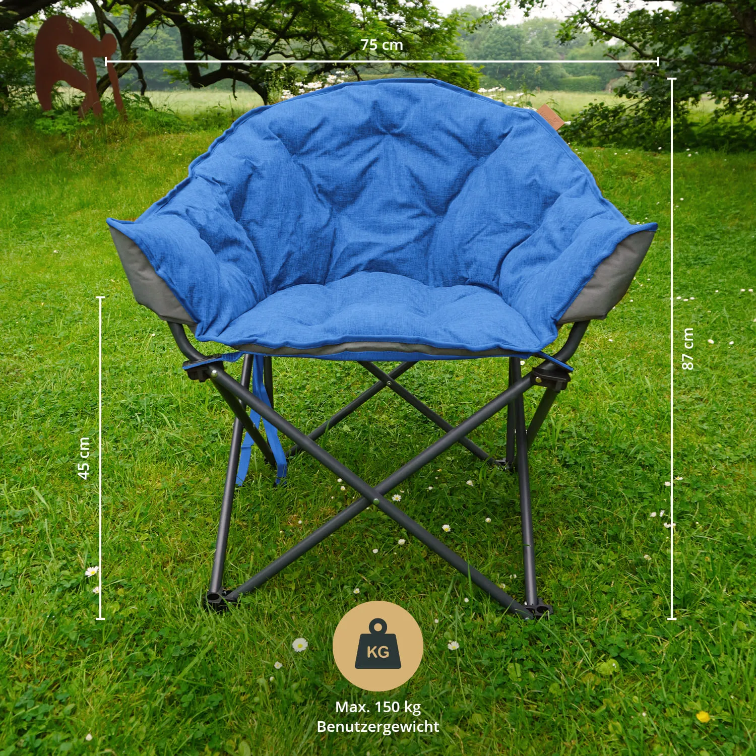 Blauer, gepolsterter Relaxsessel auf einem grünen Rasen, mit Messen für Breite, Höhe und maximalem Benutzergewicht.