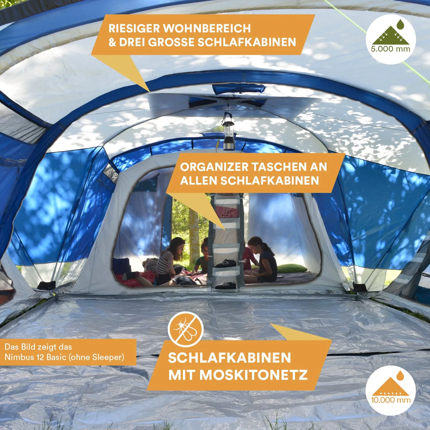 Zelt mit großem Wohnbereich und drei Schlafkabinen, darunter Personen sitzen. Organizer-Taschen sichtbar.