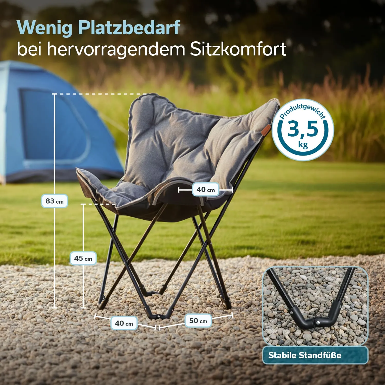 Ein klappbarer Sessel mit einer grauen Polsterung steht auf Kiesboden. Maße sind angezeigt: Höhe 83 cm, Breite 40 cm, Gewicht 3,5 kg. Ein Zelt ist im Hintergrund sichtbar.