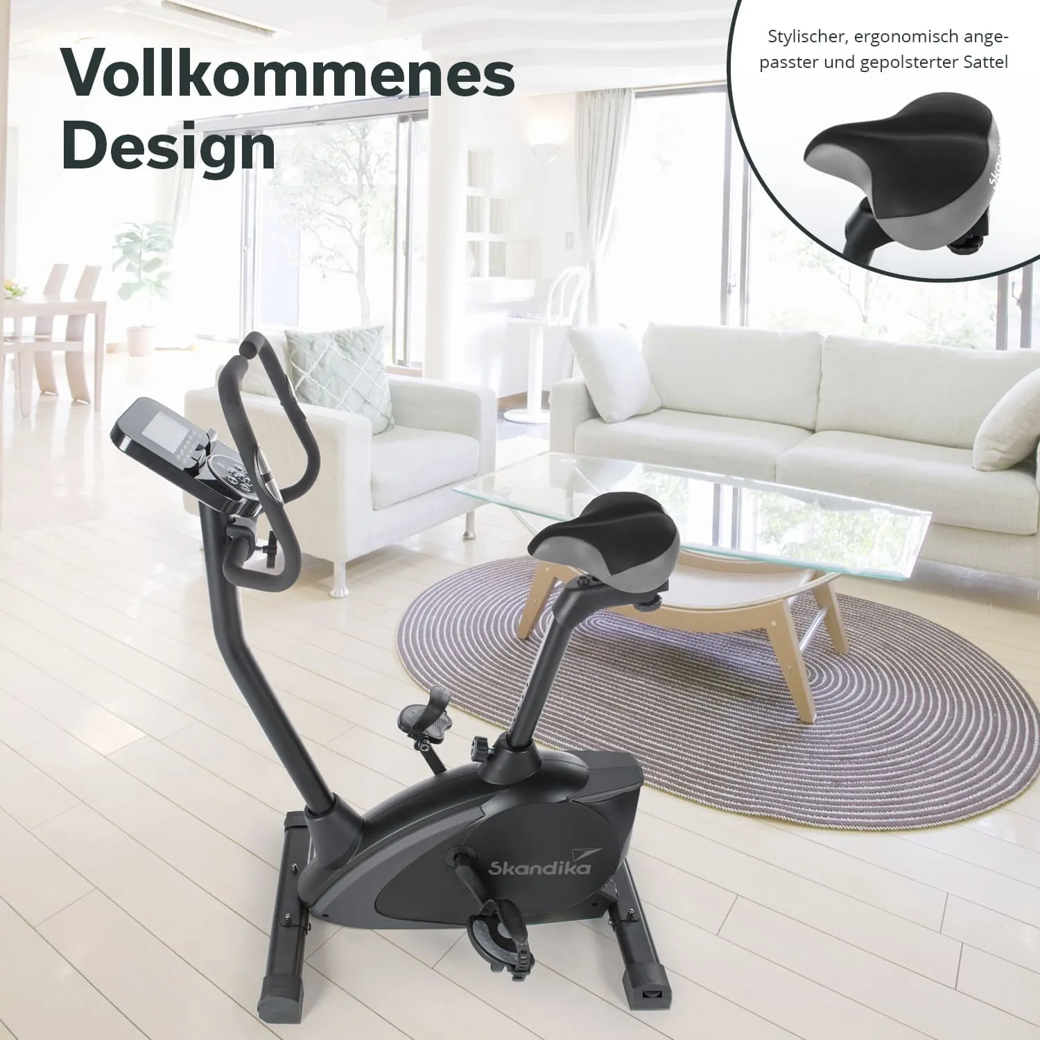 Fahrradergometer in einem hellen Raum mit Sofa, Glastisch und Teppich. Ergonomischer Sattel und Display sichtbar.