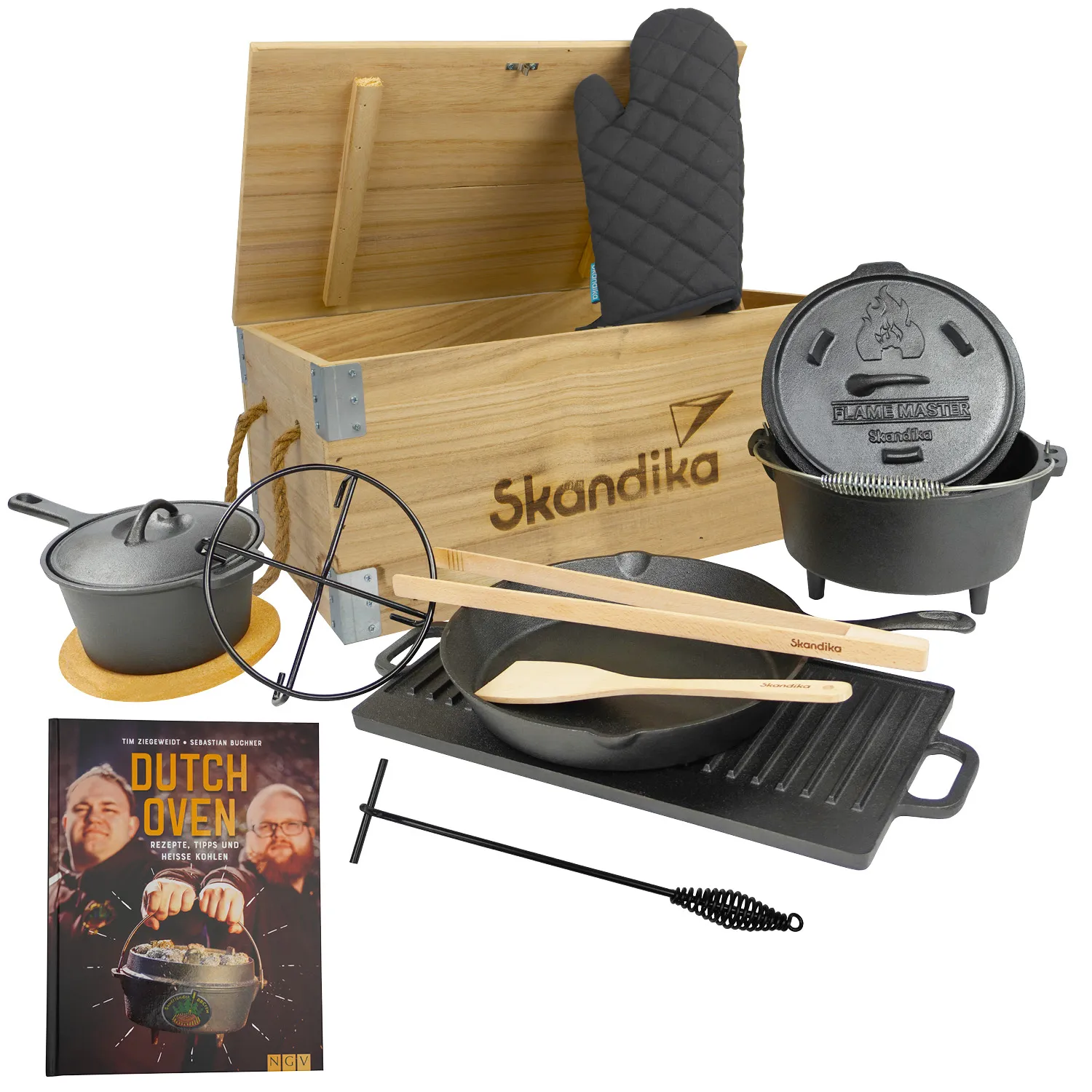 Holzkiste mit "Skandika"-Logo, gefüllt mit einem Dutch Oven, Pfanne, Kochtopf, Grillplatte, Kochutensilien und einem Kochbuch.