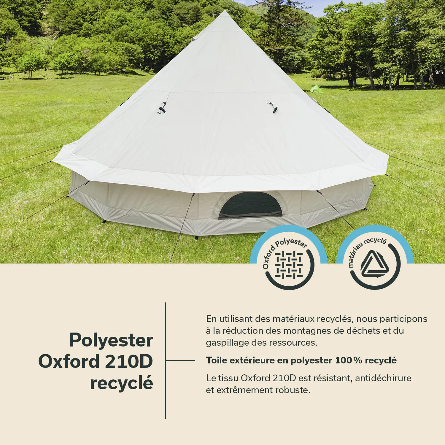 Zelt aus recyceltem Polyester, konisch, mit grauer Außenfläche, auf einer grünen Wiese, umgeben von Bäumen.