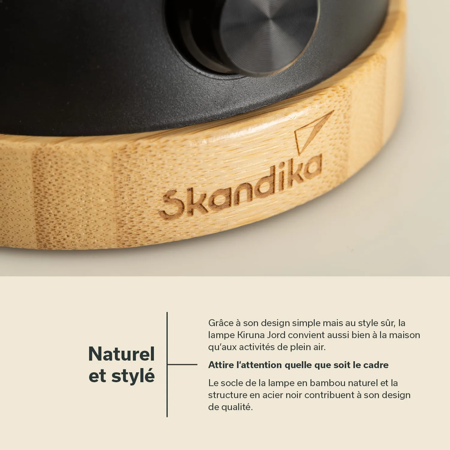 Schwarze Lampe mit runden, silbernen Drehknopf und natürlichem Bambussockel, mit graviertem Logo „Skandika“.