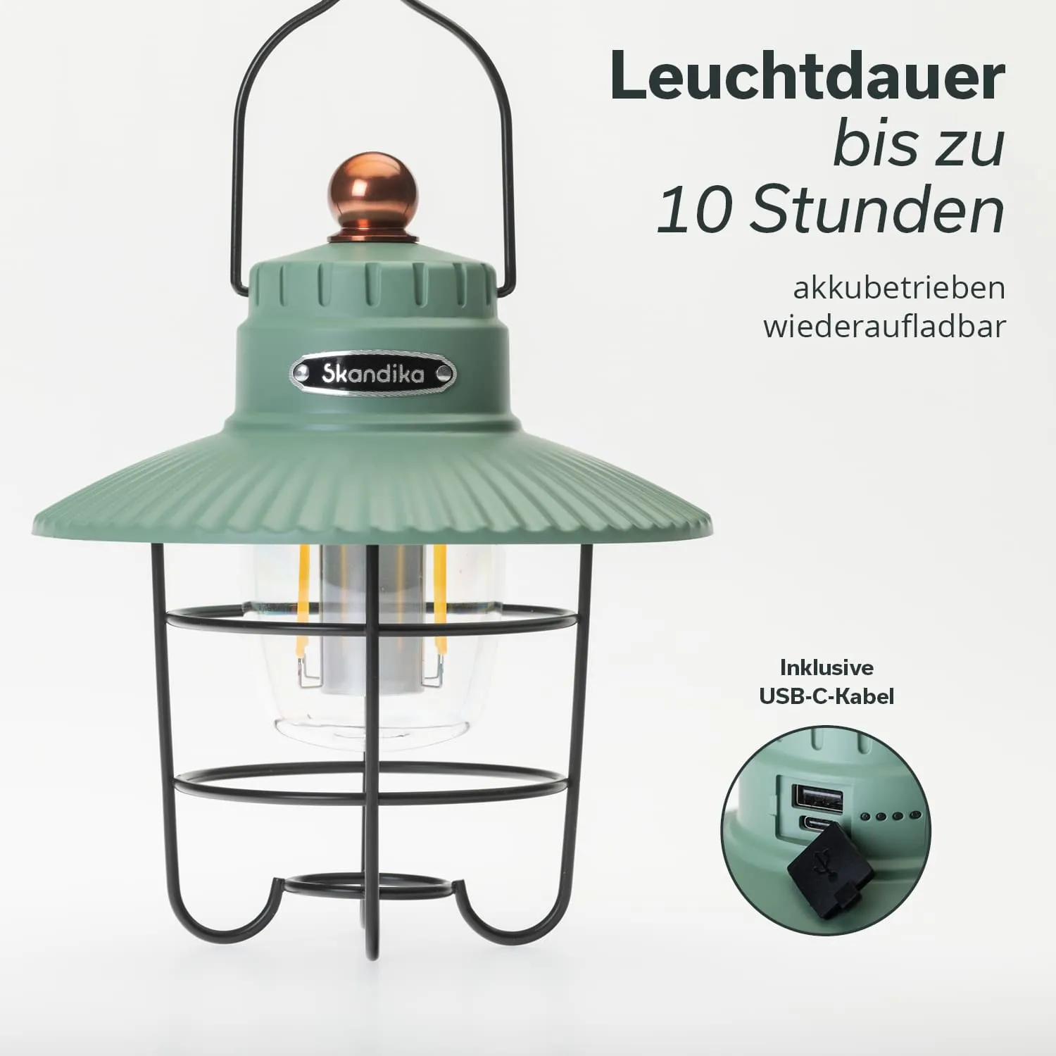 Grüne Akku-Lampe mit rippigem Schirm, Glaskörper und schwarzer Metallhalterung. USB-C-Anschluss ist sichtbar.