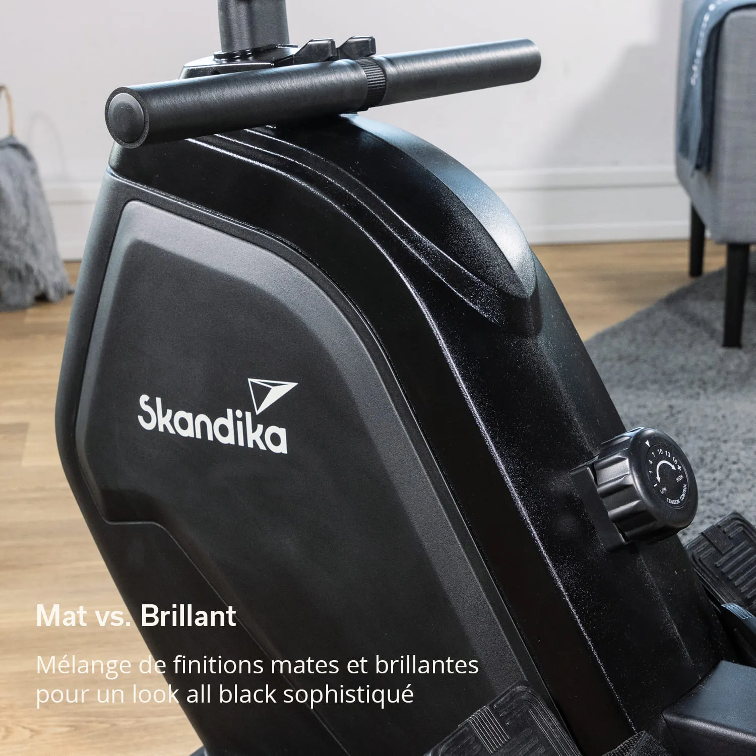 Schwungrad eines Fitnessgeräts in Schwarz mit der Aufschrift „Skandika“. Matt-schillernde Oberfläche und verstellbarer Widerstandsregler.
