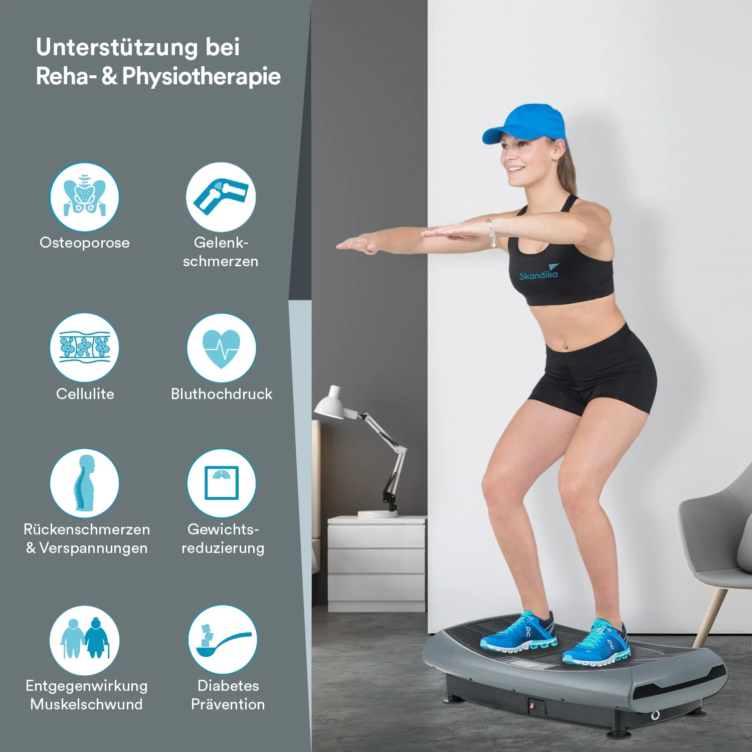 Frau in Sportkleidung steht in einer Kniebeugeposition auf einem Vibrationsgerät. Hintergrund zeigt einen Raum mit Möbeln.