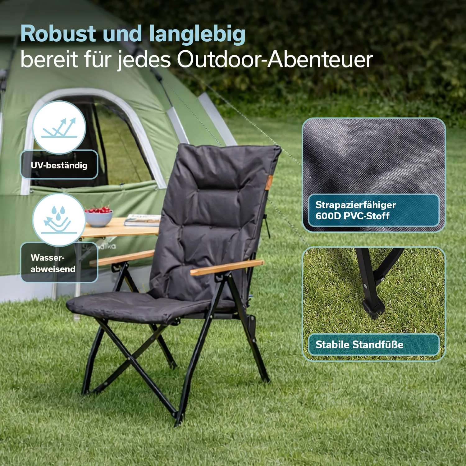 Faltstuhl mit schwarzem Bezug, Holzarmlehnen und stabilen Füßen, auf grünem Rasen vor einem Zelt.
