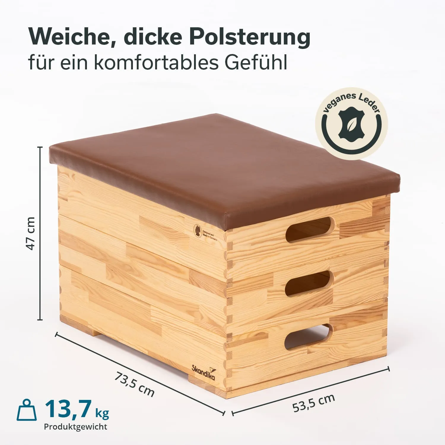 Holztruhe mit braunem gepolstertem Deckel. Maße: 73,5 cm x 53,5 cm x 47 cm. Mit zwei Griffen an den Seiten.