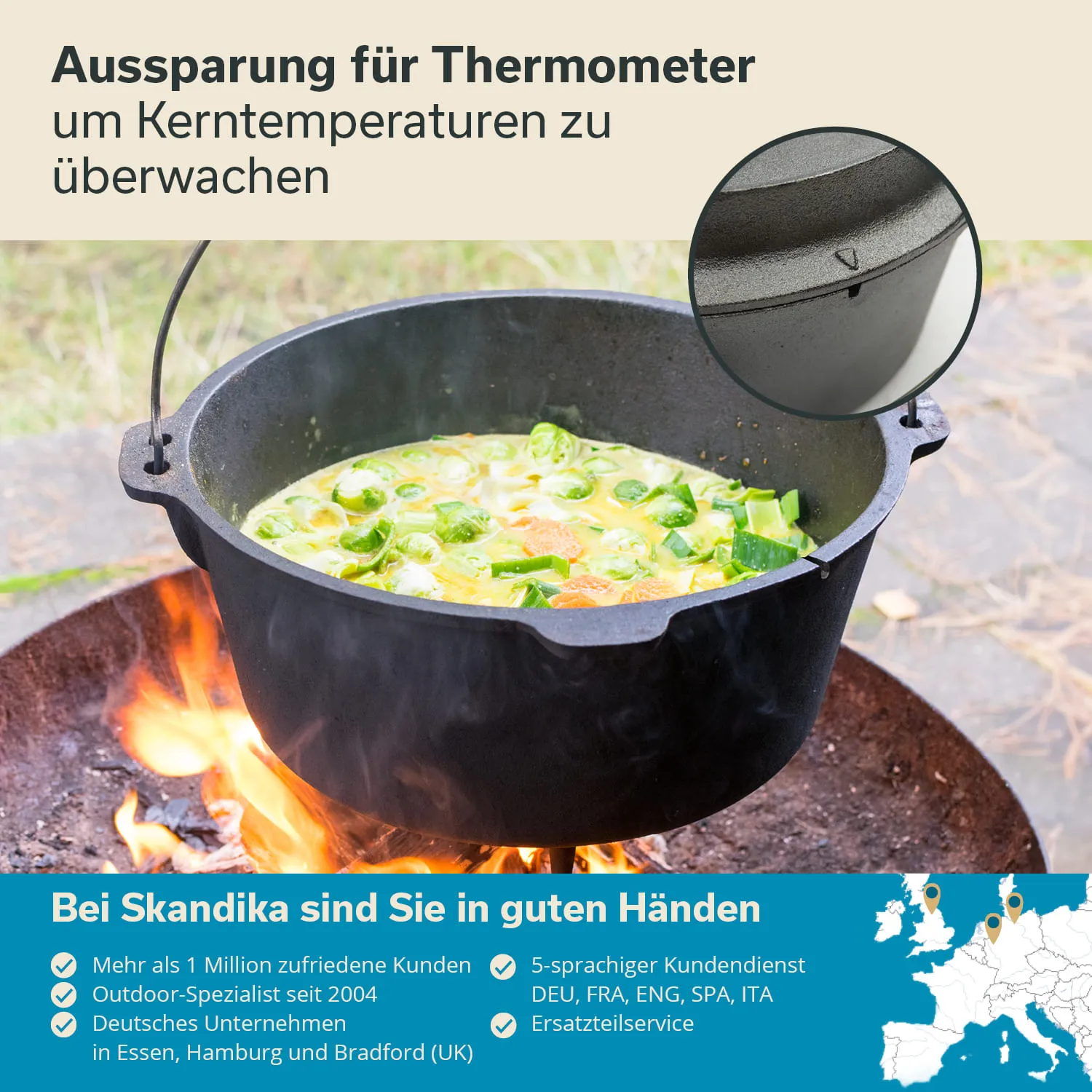 Eisenpfanne mit Gemüse und Brühe über offenem Feuer, im Hintergrund eine Beschreibung zur Thermometer-Aussparung.