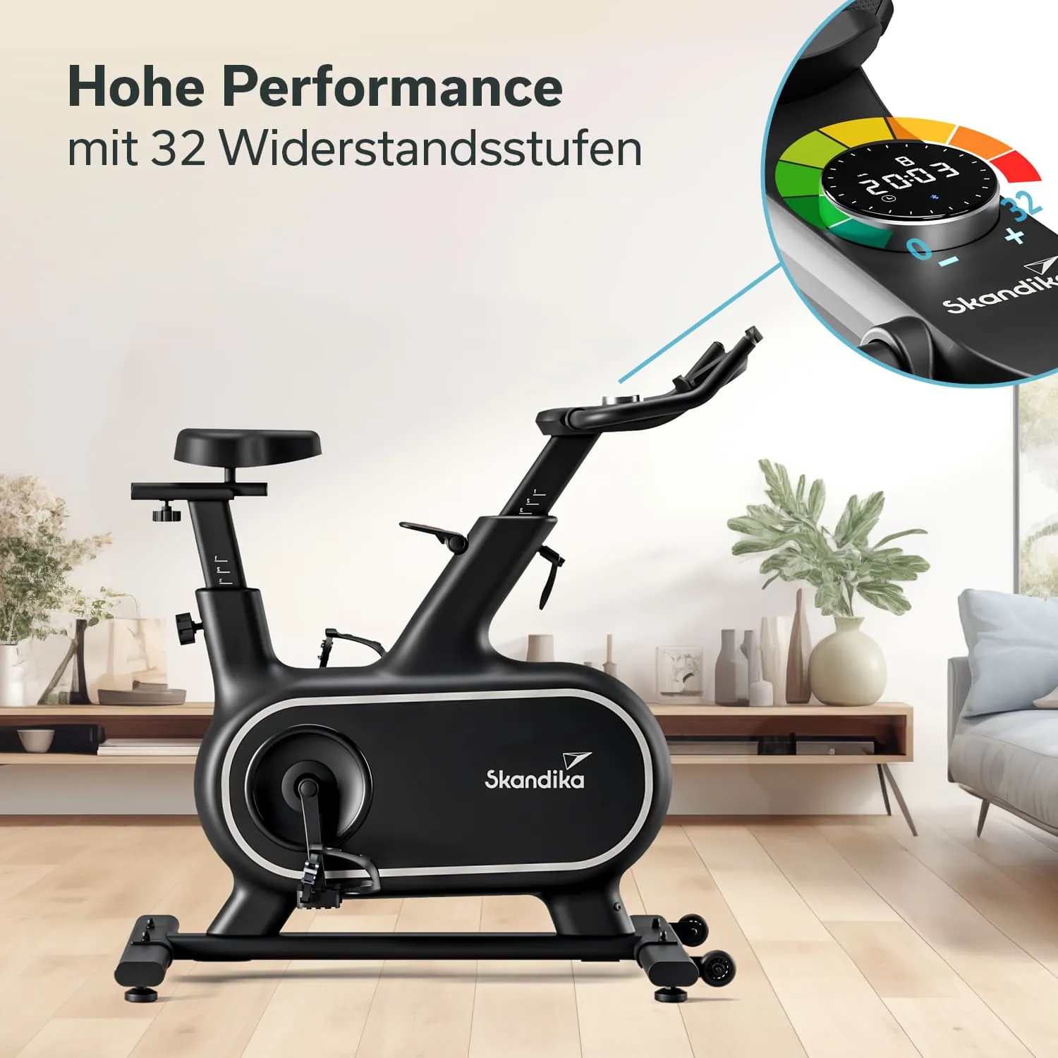 Sportgerät mit zwei Handgriffen und einem Sattel, auf einer Holzfläche. Im Hintergrund eine ruhige Wohnatmosphäre mit Pflanzen und Deko.