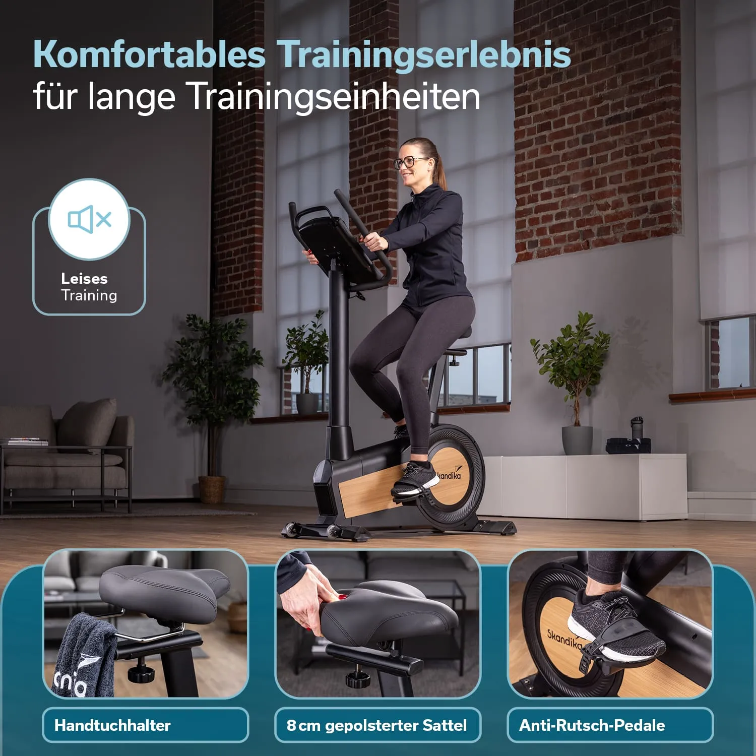 Eine Person sitzt auf einem Heimtrainer in einem modernen Raum mit großen Fenstern. Der Trainer hat einen gepolsterten Sattel und Anti-Rutsch-Pedale. In der Nähe stehen Pflanzen und Möbel.