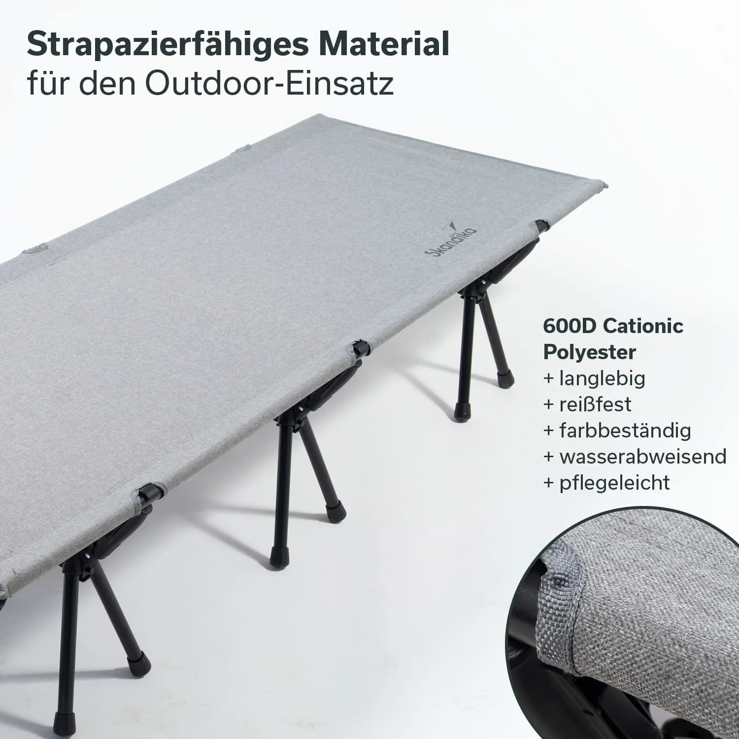 Faltbare Liege aus grauem Cationic Polyester auf schwarzen Beinen. Textbeschreibung der Materialien und Eigenschaften rechts.