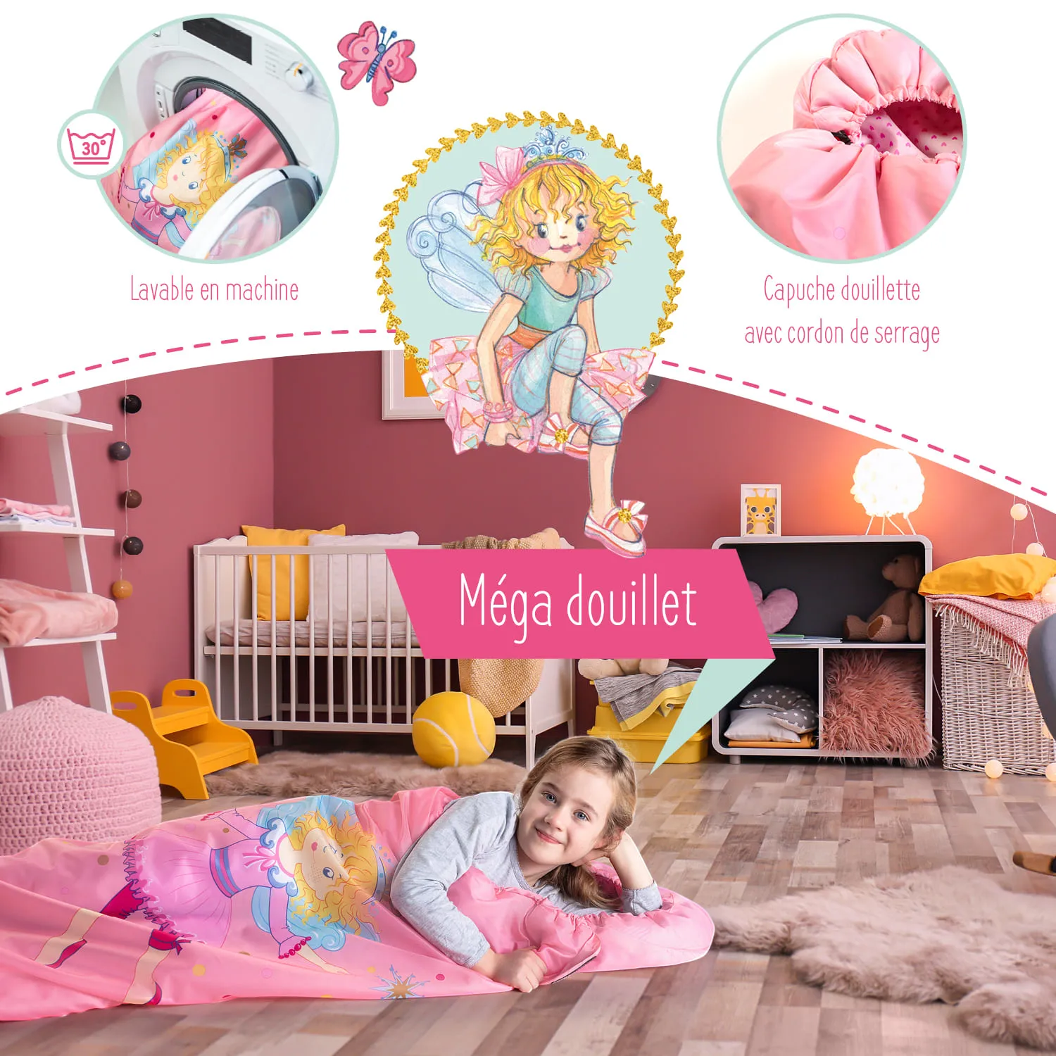 Mädchen liegt lächelnd auf einer pinken Decke mit Feenmotiv, in einem Kinderzimmer mit rosa Wänden und bunten Möbeln.