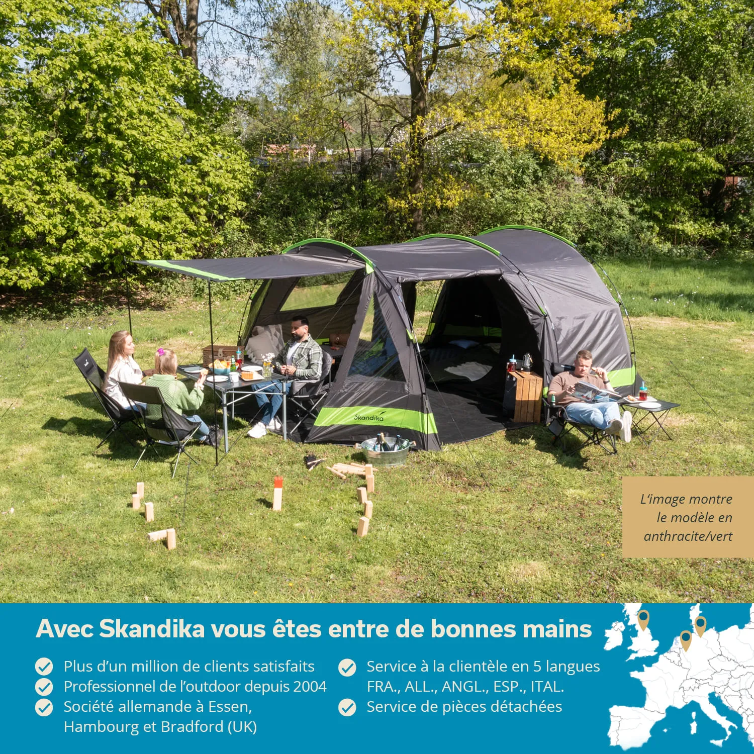 Zelt in der Natur mit mehreren Personen, die am Tisch sitzen. Umgeben von Bäumen und Rasen, Spielzeug im Vordergrund.