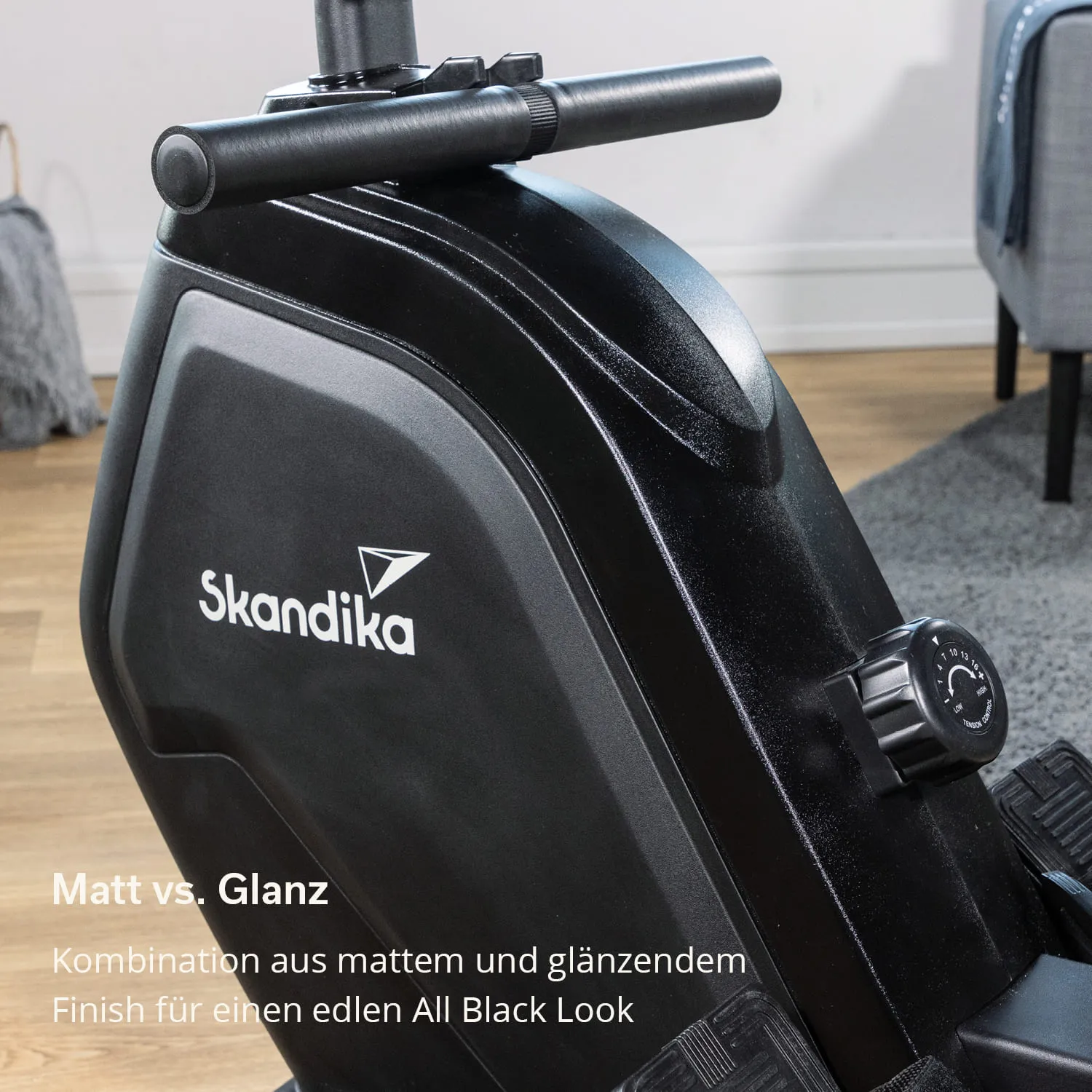 Schwarz lackiertes Fitnessgerät mit dem Logo „Skandika“. Sichtbare obere und seitliche Teile, matte und glänzende Oberflächen.