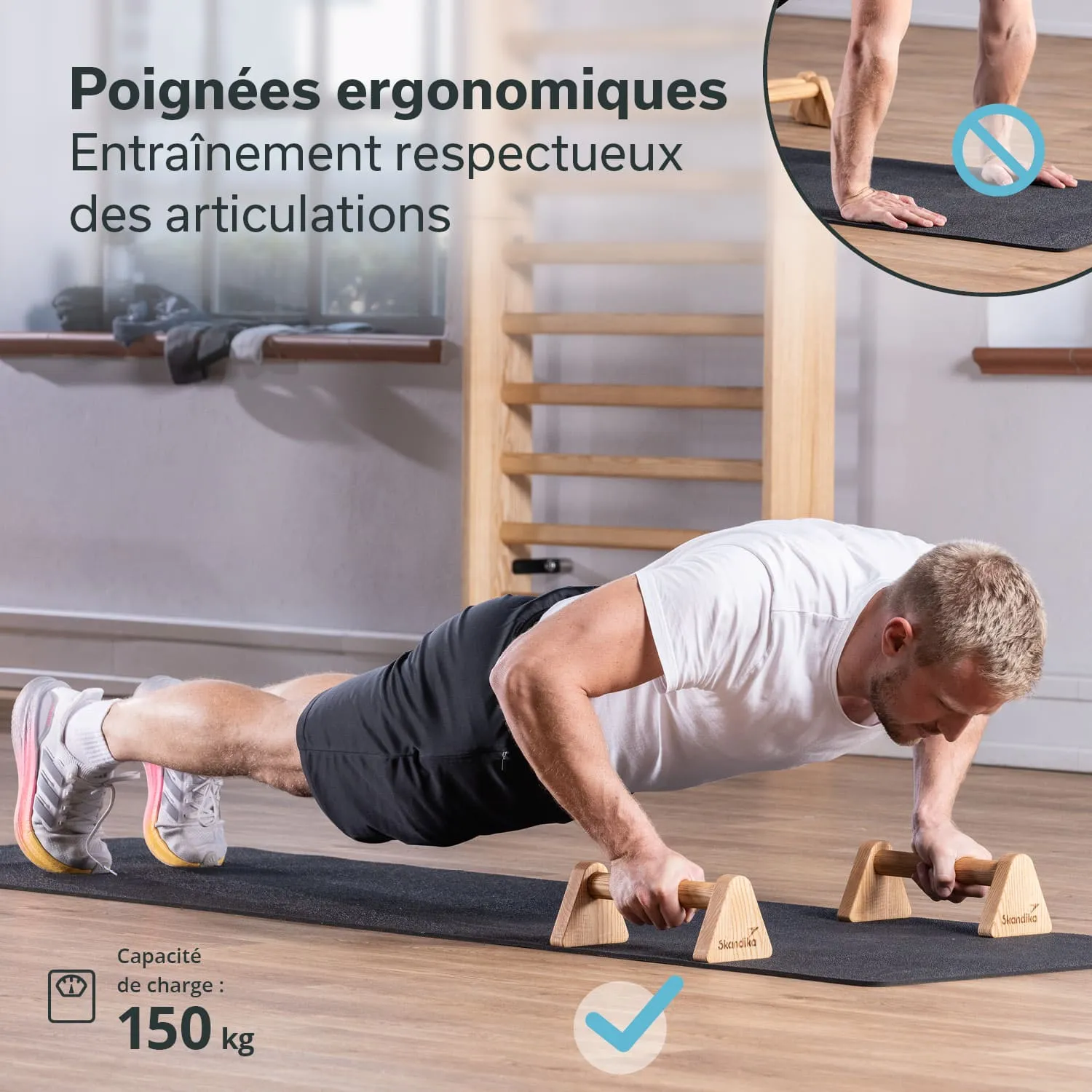 Mann in Sportkleidung macht Liegestütze auf einer Matte mit ergonomischen Handgriffen aus Holz. Hintergrund zeigt eine Fitnessumgebung.