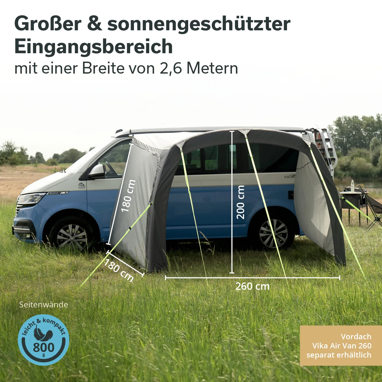 Ein blauer Van steht auf einem grünen Feld neben einem Sonnenschutz mit seitlichen Wänden, der 2,6 Meter breit ist.
