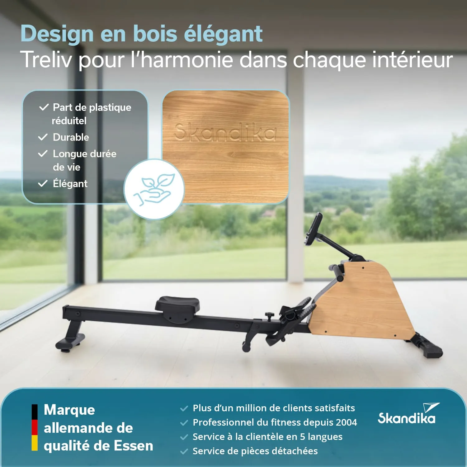 Rudergerät mit eleganter Holzoptik vor großen Fenstern, die eine Landschaft zeigen. Branding "Skandika" sichtbar.