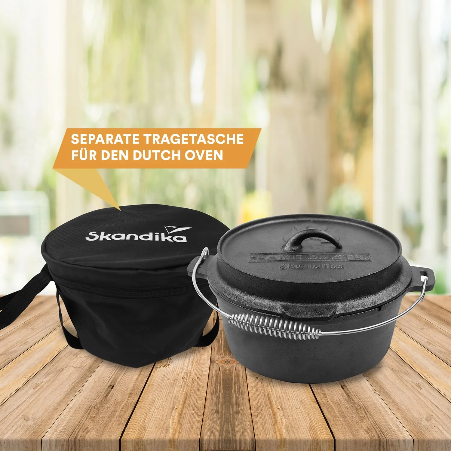 Schwarze Tragetasche mit Logo von Skandika und ein gusseiserner Dutch Oven auf einem Holztisch.
