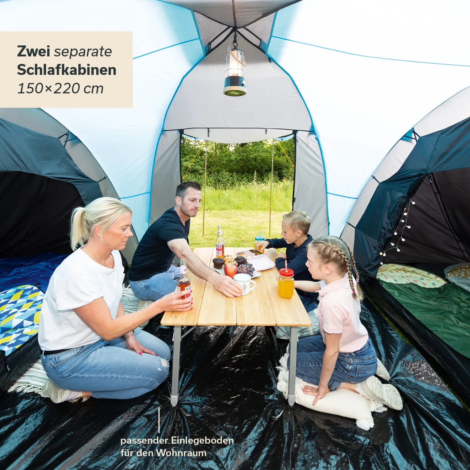 Zelt mit zwei Schlafkabinen. Familie am Tisch mit Getränken und Obst. Umgeben von grüner Wiese und Zeltinnenraum.