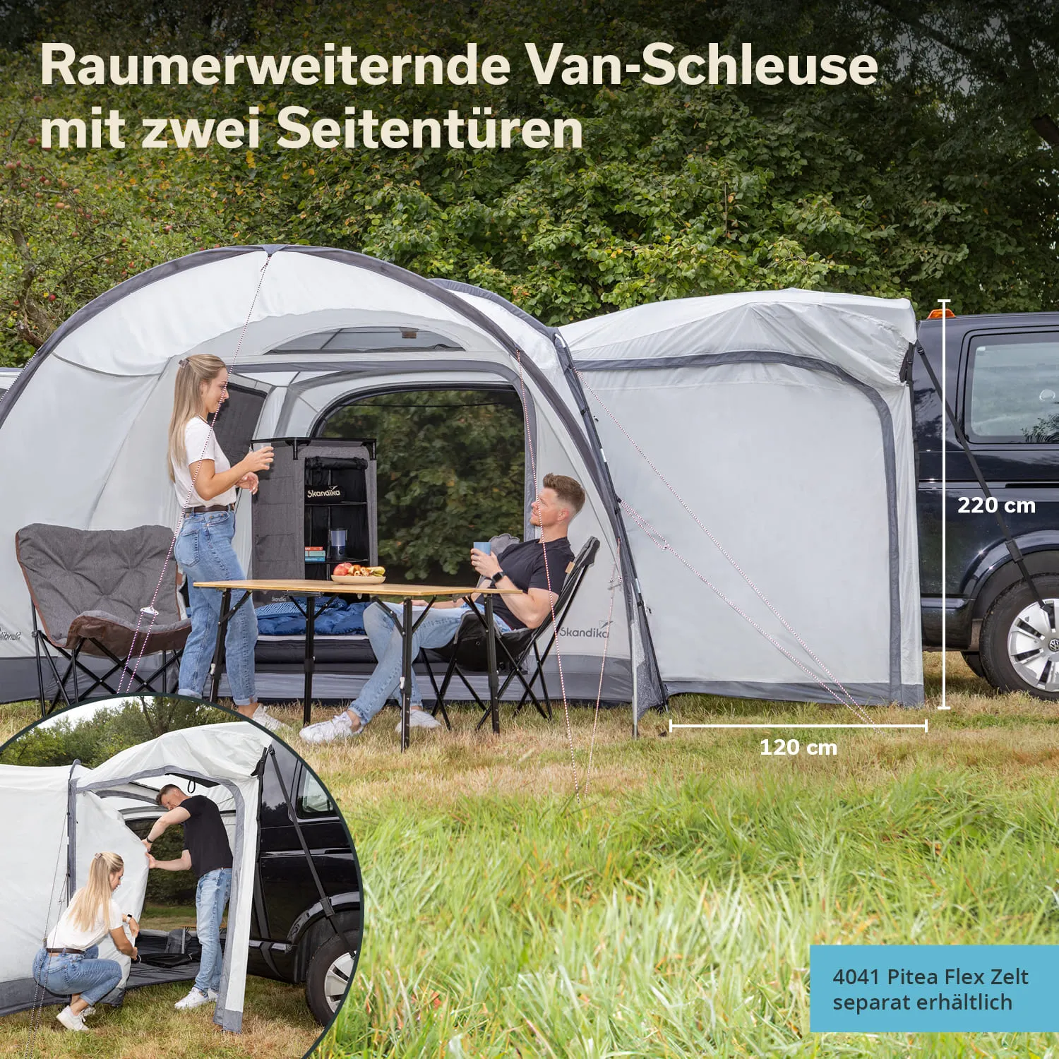 Raumerweiternde Van-Schleuse mit zwei Seitentüren. Zwei Personen sitzen an einem Tisch, im Hintergrund ein Van und grüne Wiese.