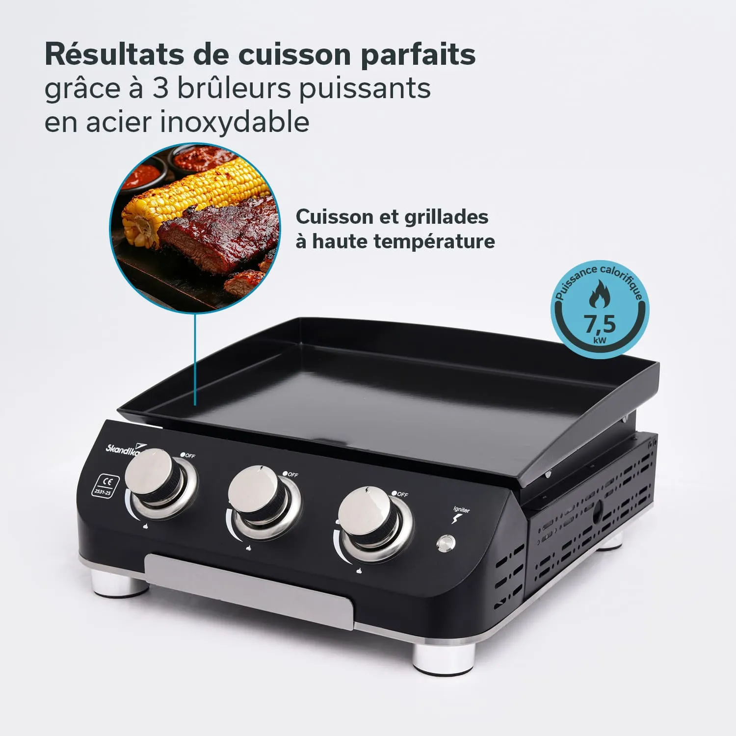 Gasgrill mit drei Drehreglern und einer glatten Grillfläche. Lebensmittel sind teilweise auf dem Grill.