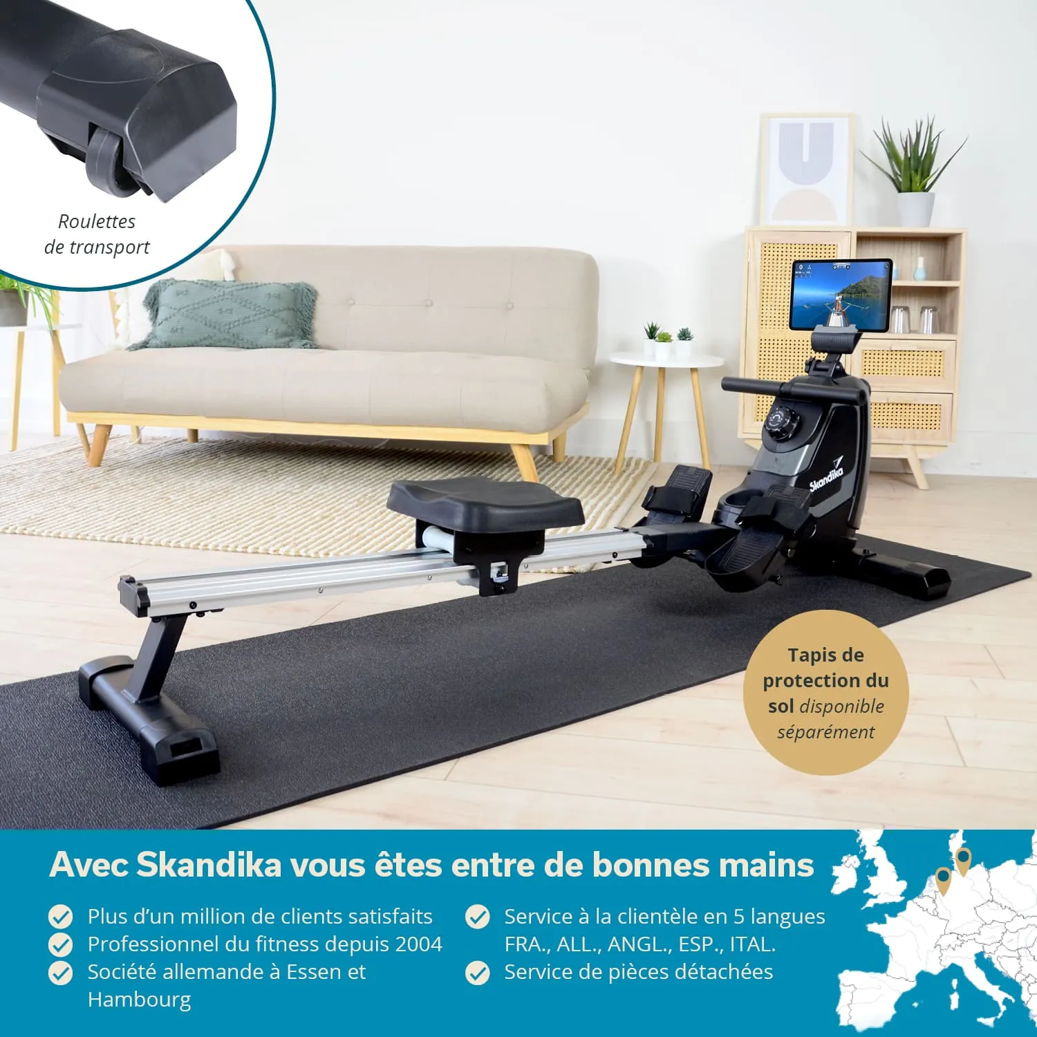 Heimtrainingsgerät zum Rudern auf einem Teppich. Im Hintergrund Sofa, Tisch und Pflanzen. Hinweise zu Transportrollen und Schutzmatte.