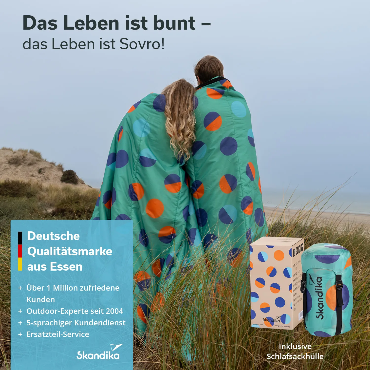 Zwei Personen in bunten, gepunkteten Decken stehen am Strand und schauen auf das Wasser. Im Vordergrund steht eine Produktverpackung.
