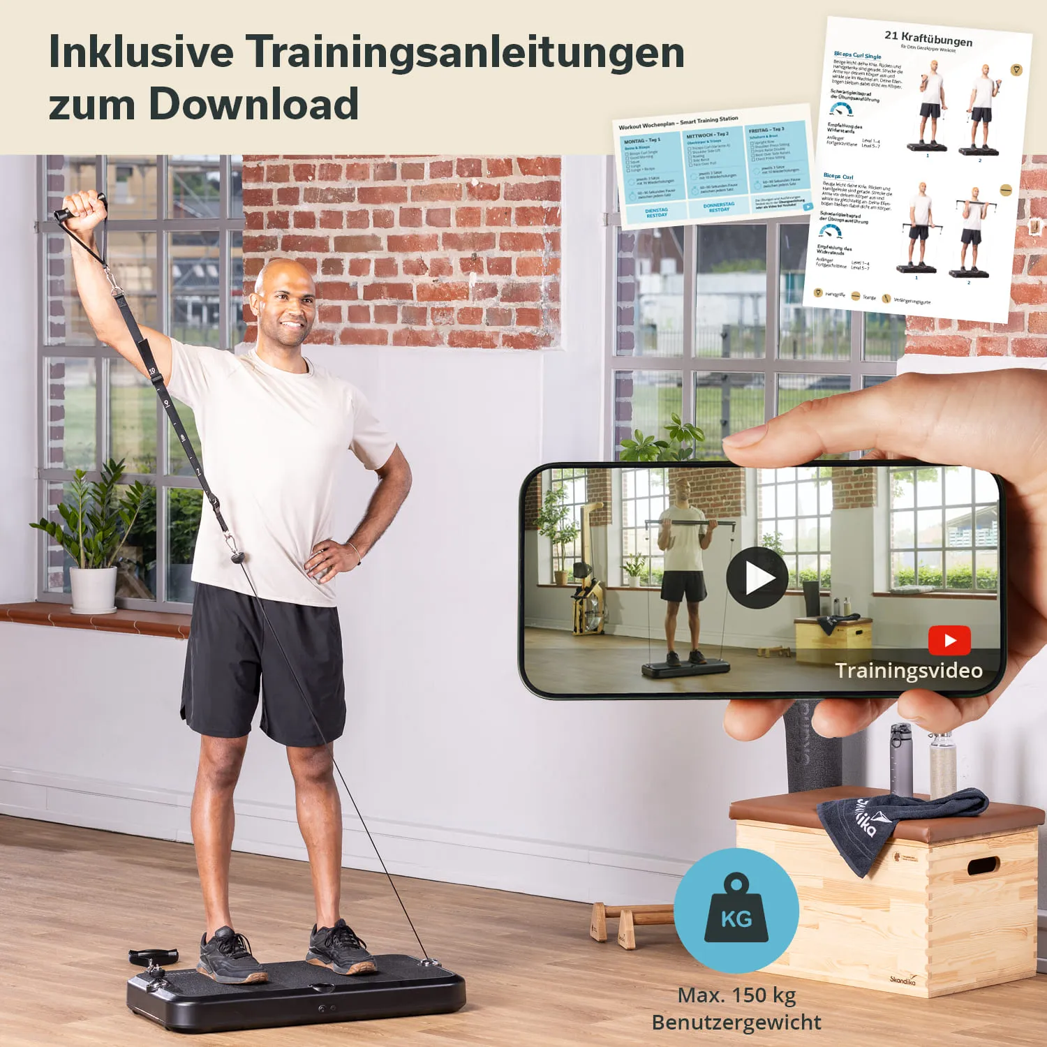 Person steht auf einem Trainingsgerät mit Widerstandsbändern. Im Hintergrund sind Fenster und Pflanzen zu sehen. Smartphone zeigt Trainingsvideo.