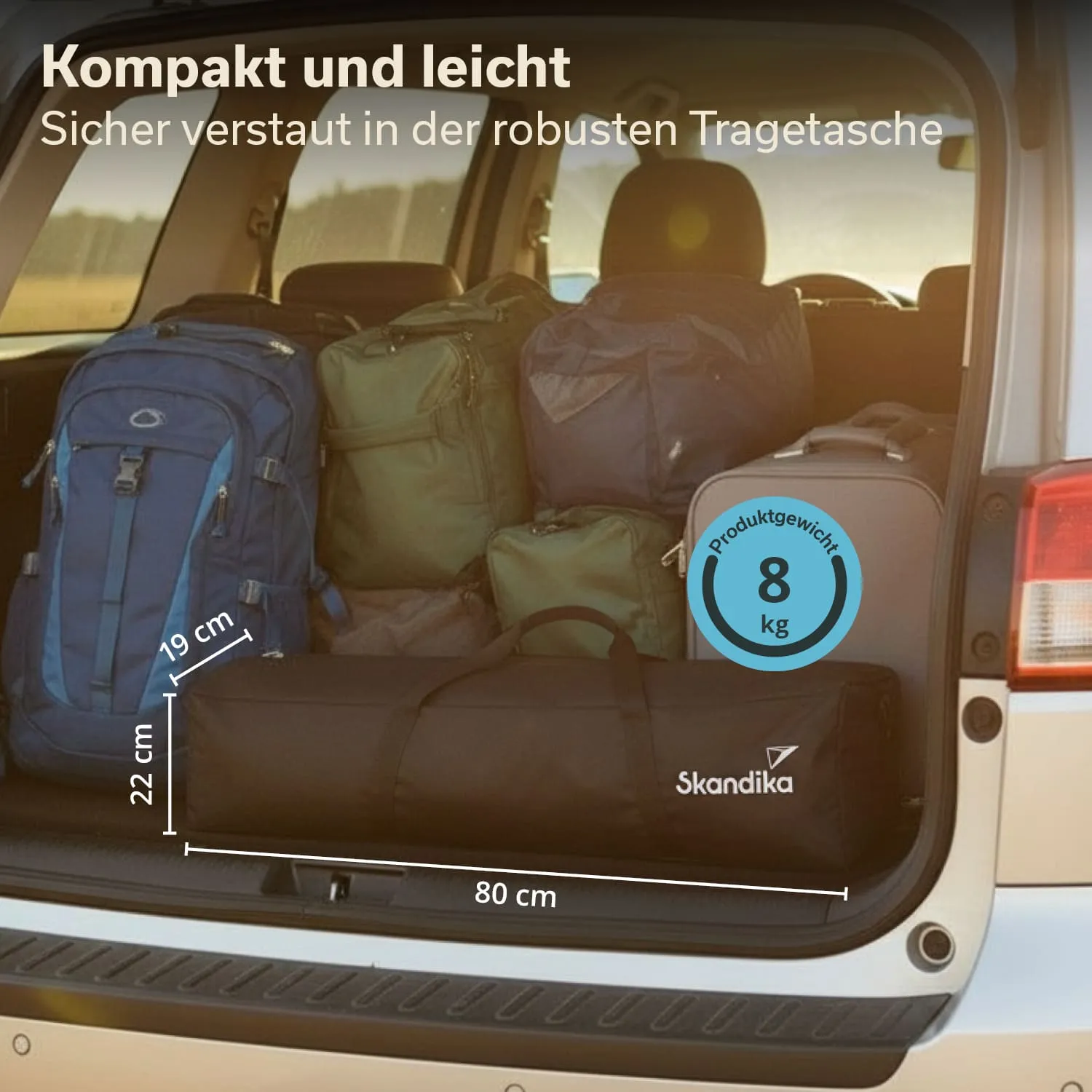 Rucksack und Taschen in einem offenen Kofferraum, Maße und Gewicht eines Produkts sind sichtbar.