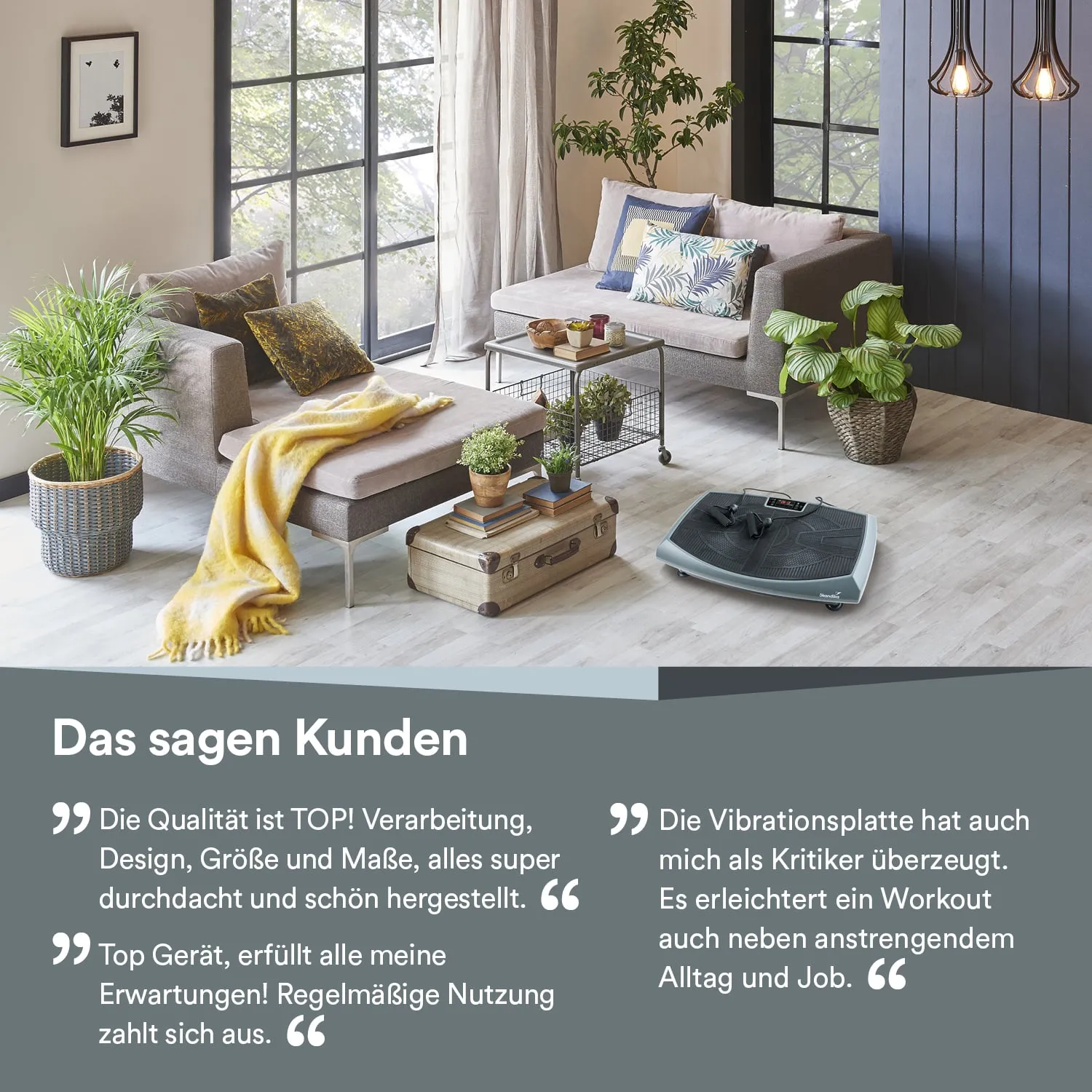 Heller Wohnraum mit Sofa, Teppich, Pflanzen und Vitrine. Vibrationstraining-Gerät auf dem Boden. Zitate zu Kundenbewertungen.